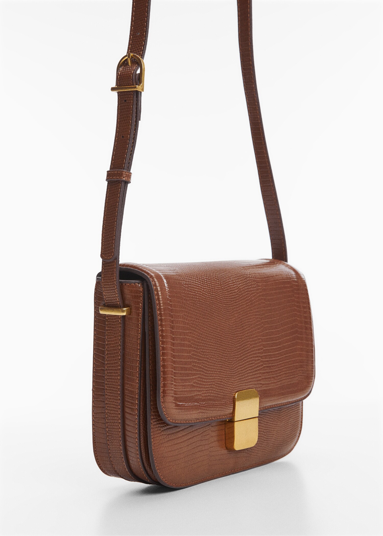 Bolso solapa efecto animal print - Plano medio