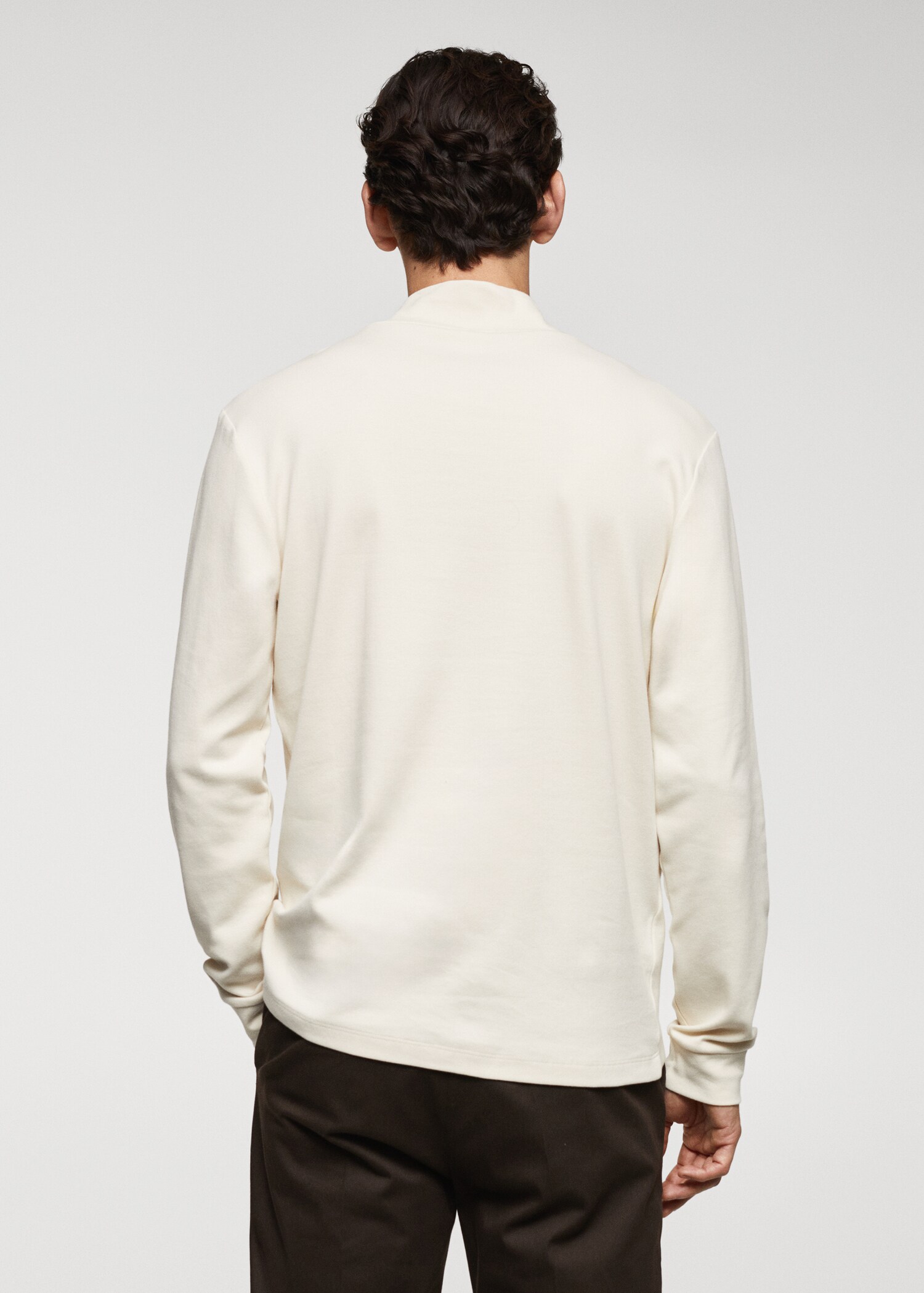 Langärmliges T-Shirt mit halbhohem Kragen - Rückseite des Artikels