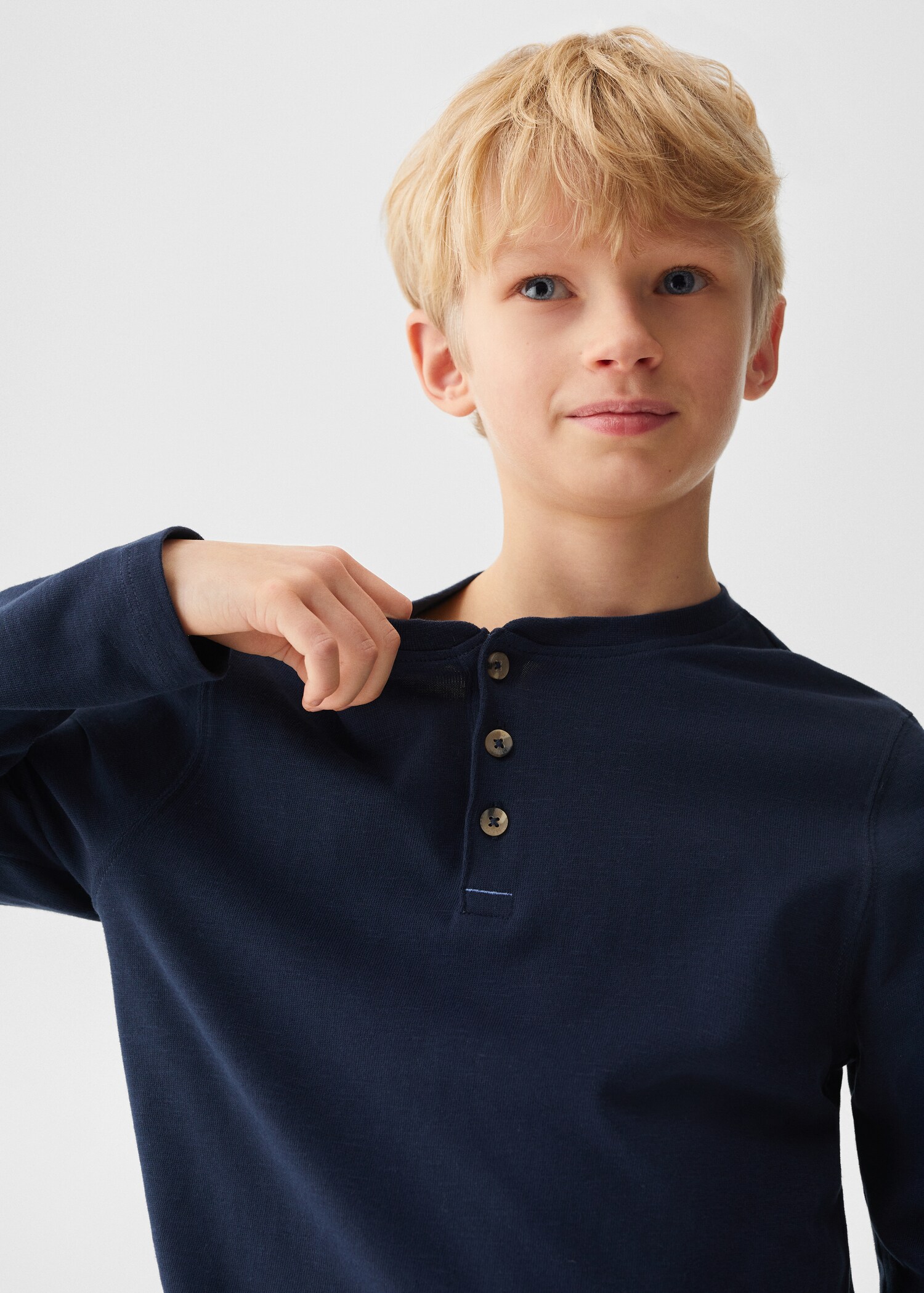 Buttoned long sleeve t-shirt - Details of the article 1