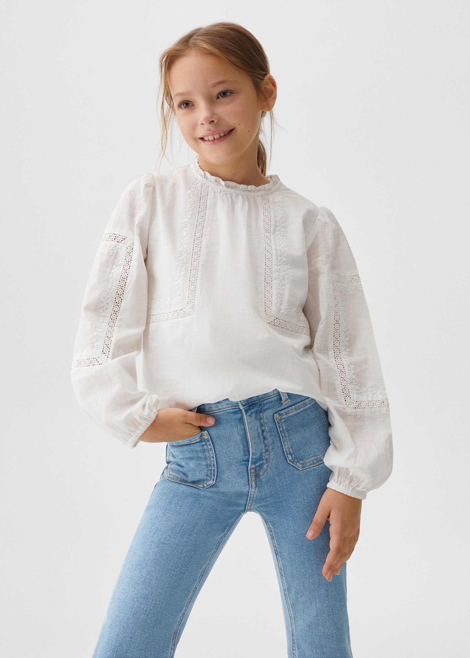 Flared Jeans mit Taschen - Mittlere Ansicht