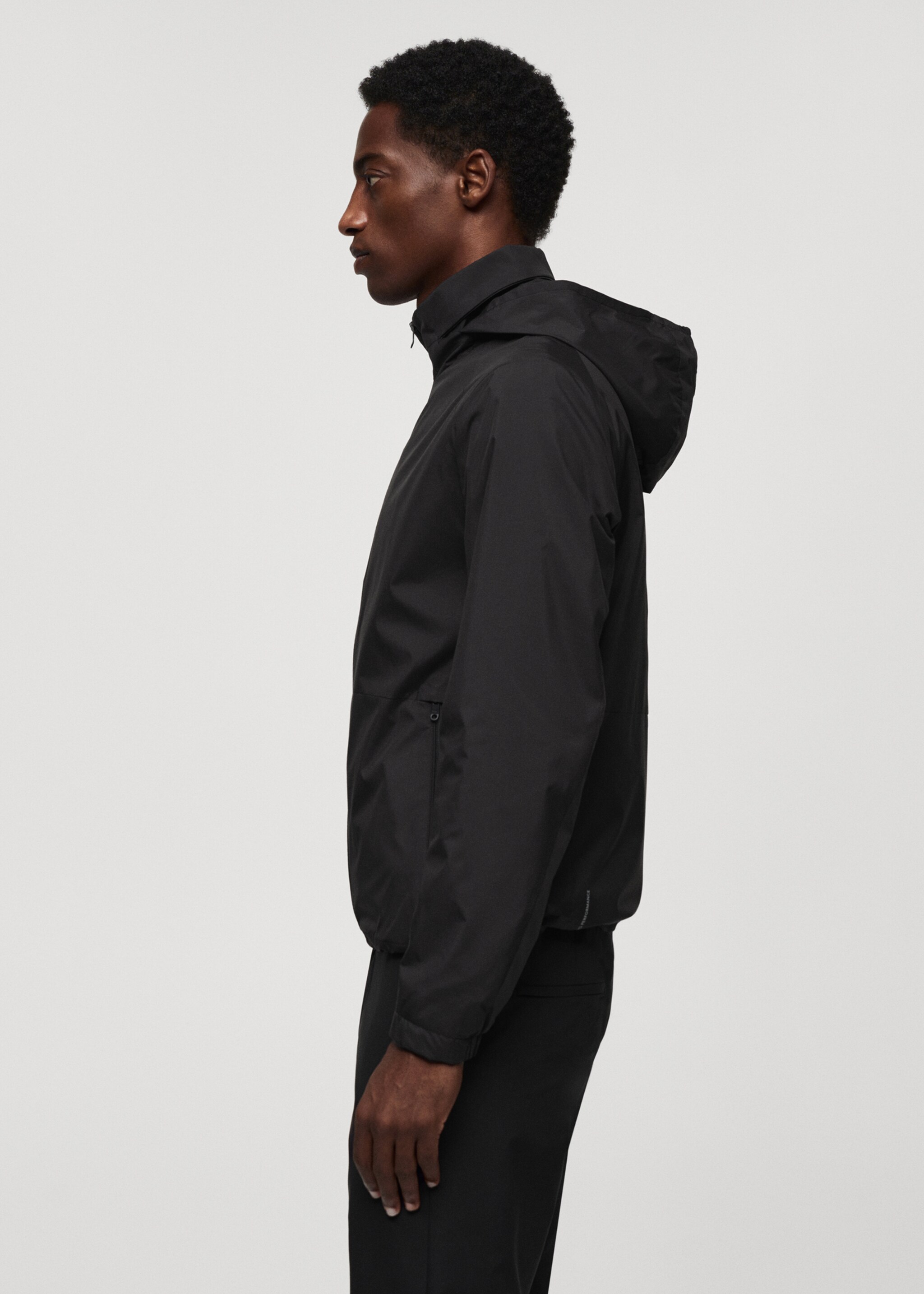 Wasserabweisende Jacke mit Reißverschluss - Detail des Artikels 2, Schwarz. Ref: 67034444-00.