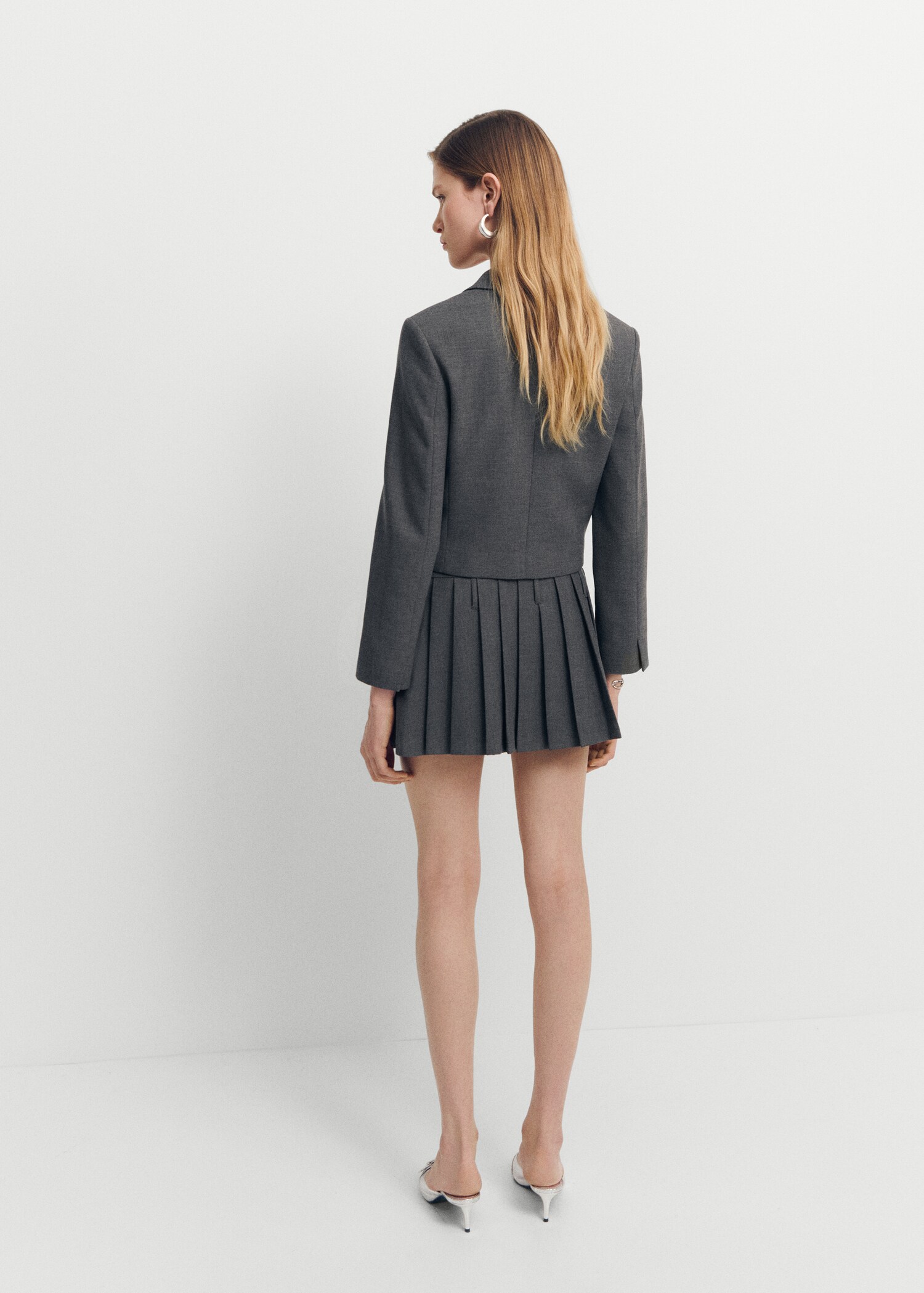 Blazer mit Taschen in Cropped-Länge - Rückseite des Artikels