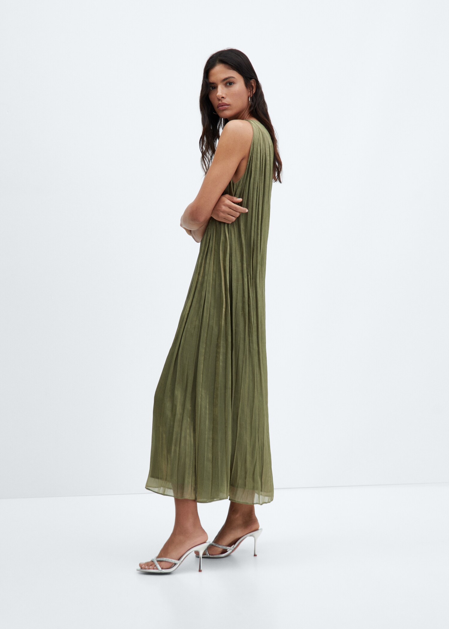 Robe asymétrique plissée - Plan moyen