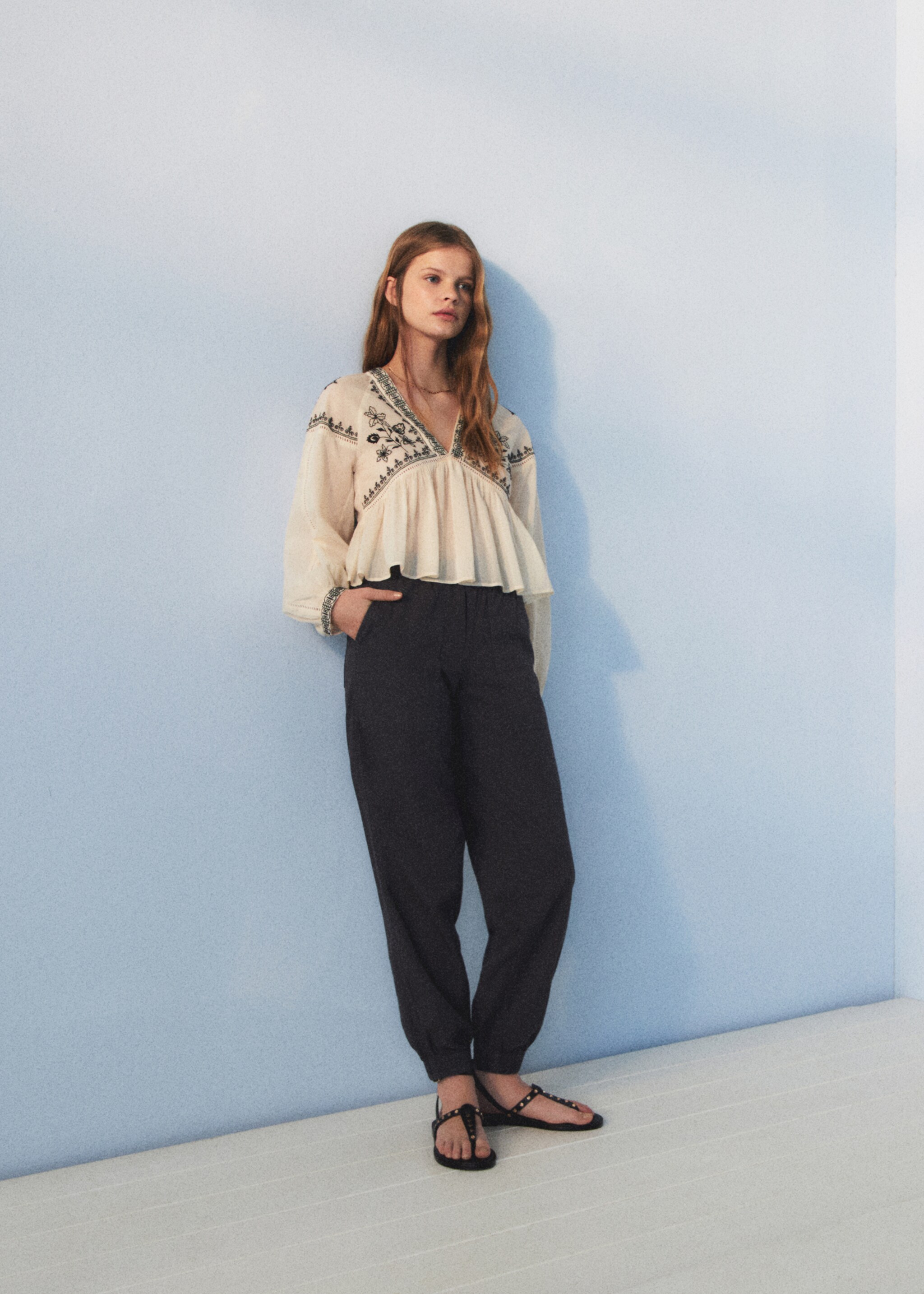 Cotton jogger-style trousers - Details of the article 5, Charcoal. Ref: 67035154-00.