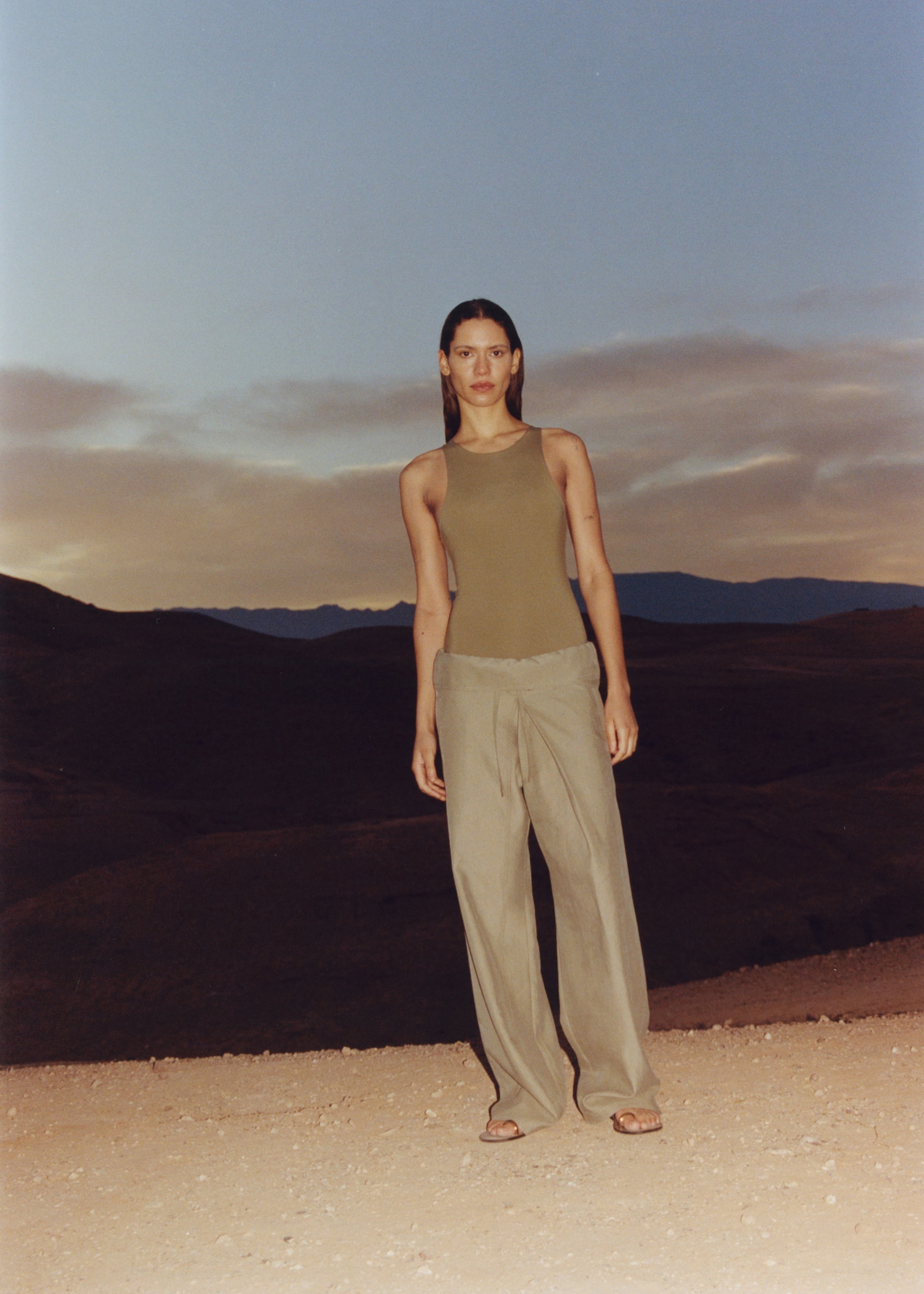 Wide-leg trousers with turn-up waist - Details of the article 7