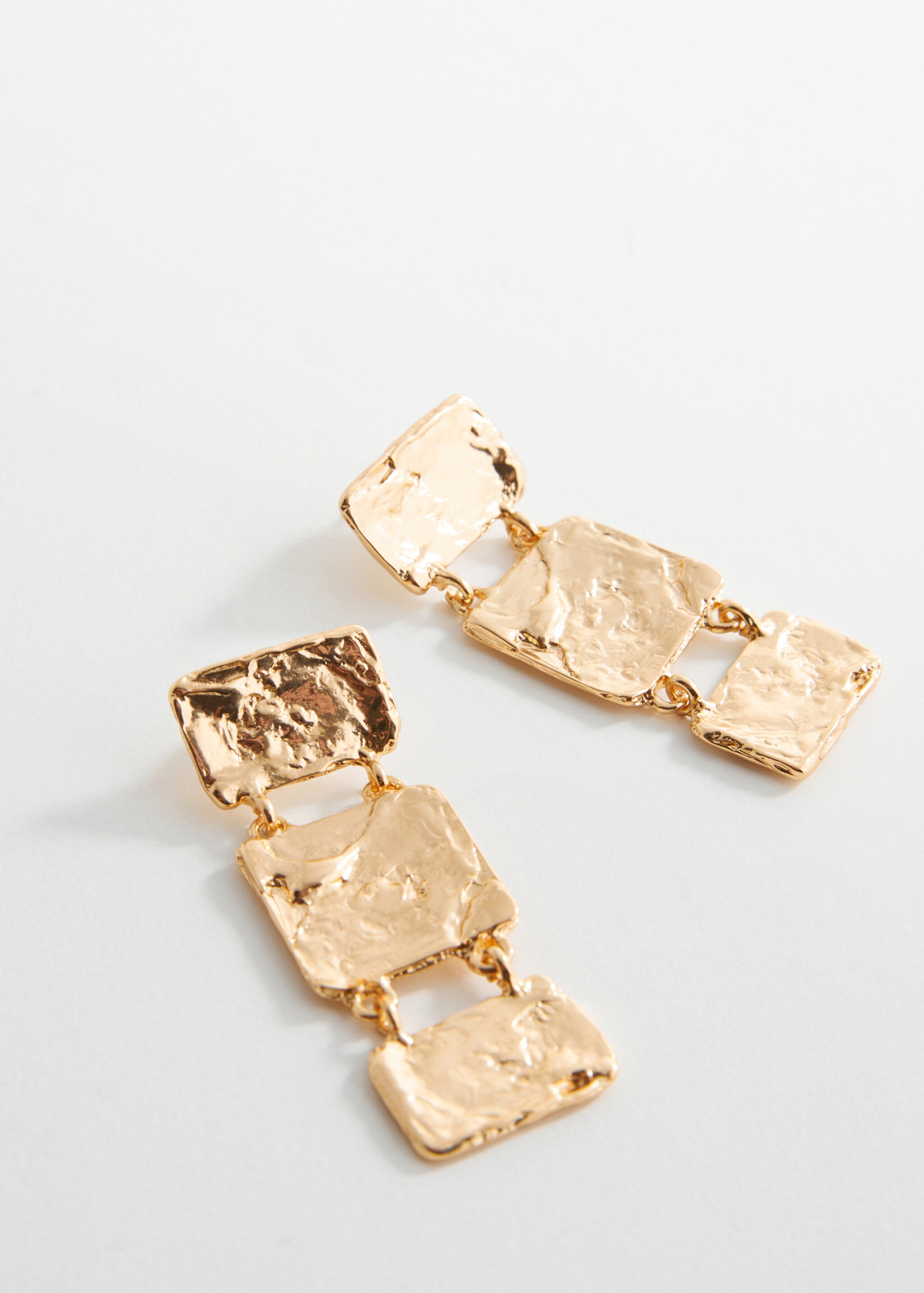 Boucles d'oreilles pendantes texturées - Plan moyen