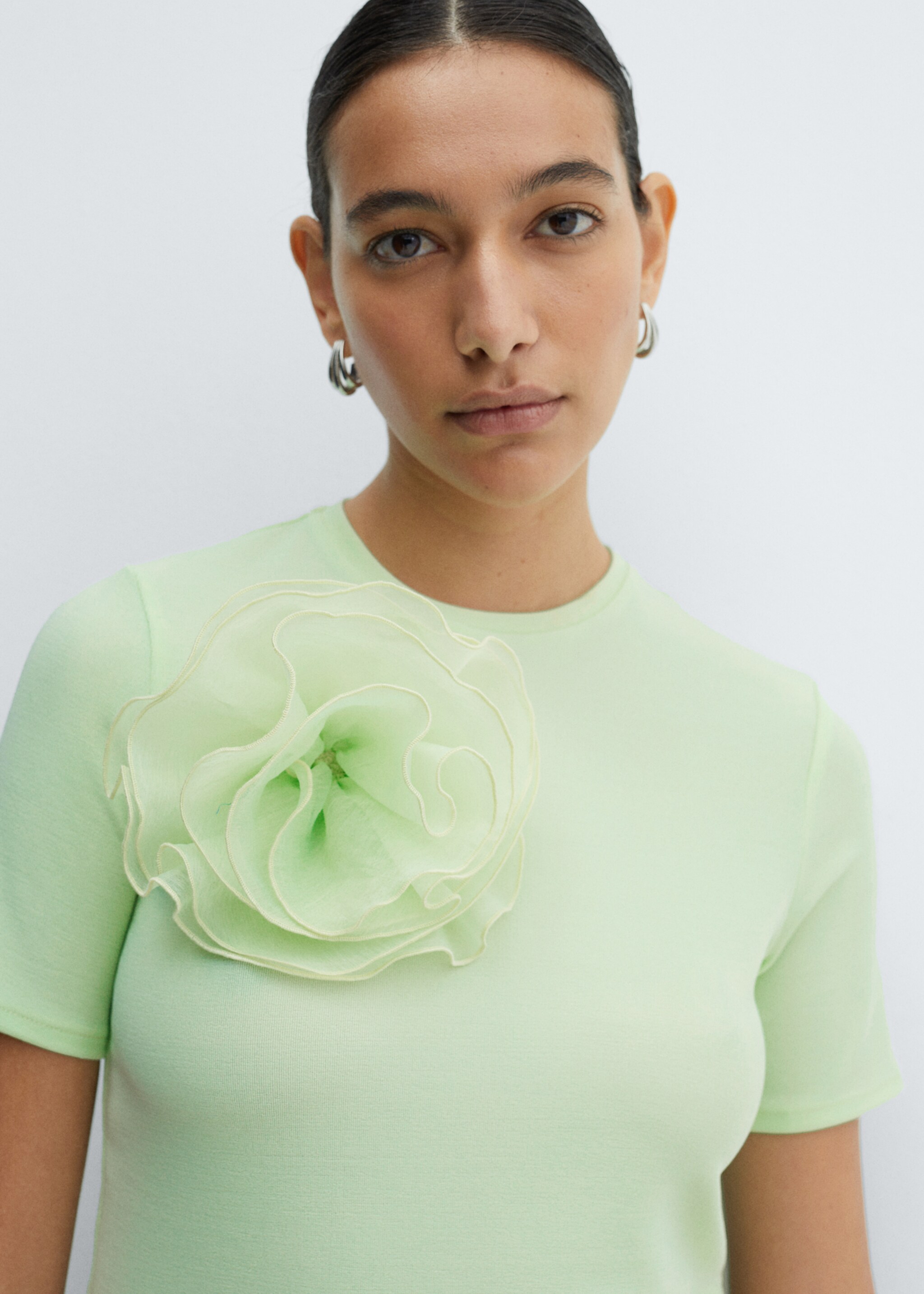T-shirt with maxi-flower detail - Details of the article 1