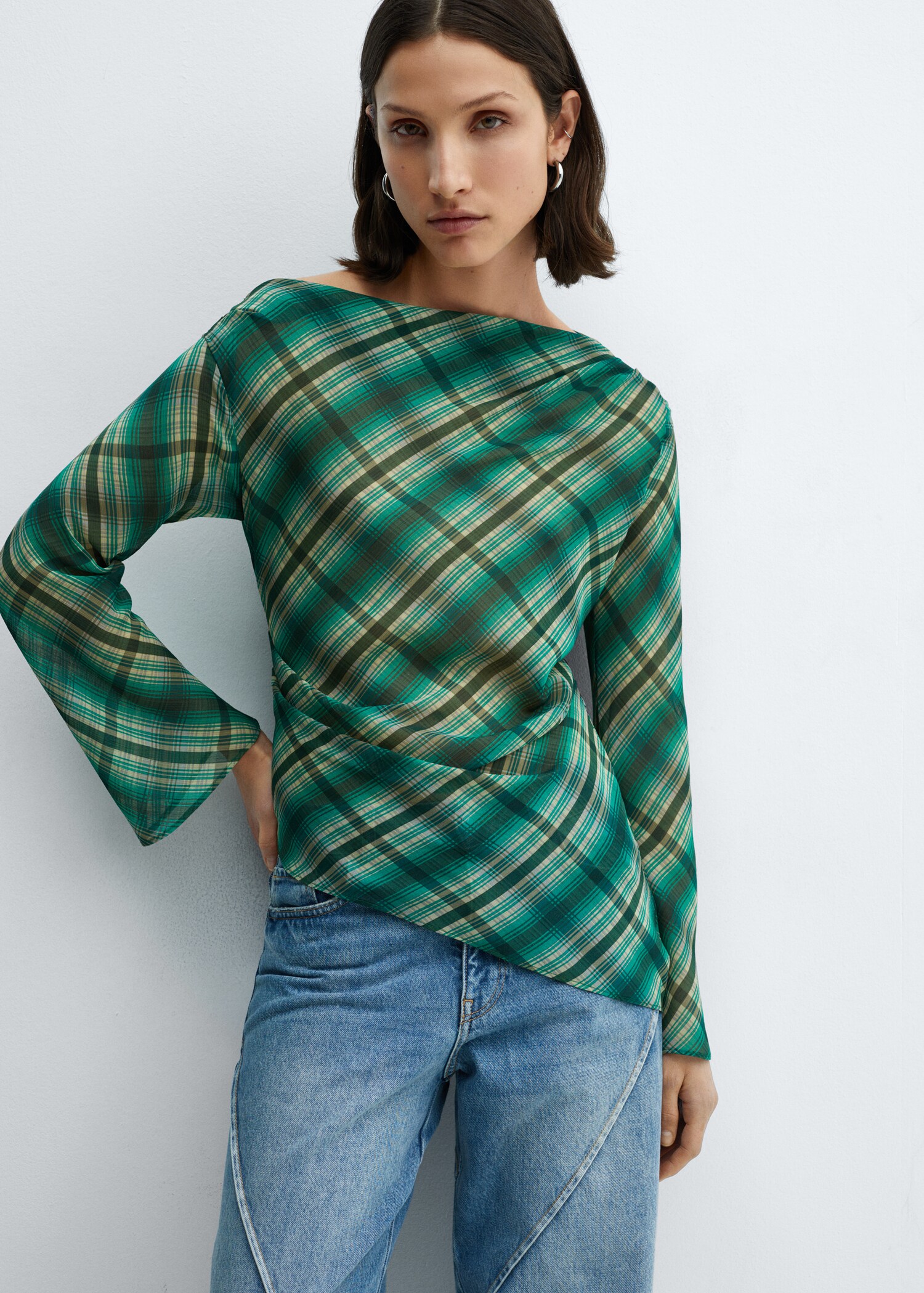 Blusa cuadros asimétrica - Plano medio