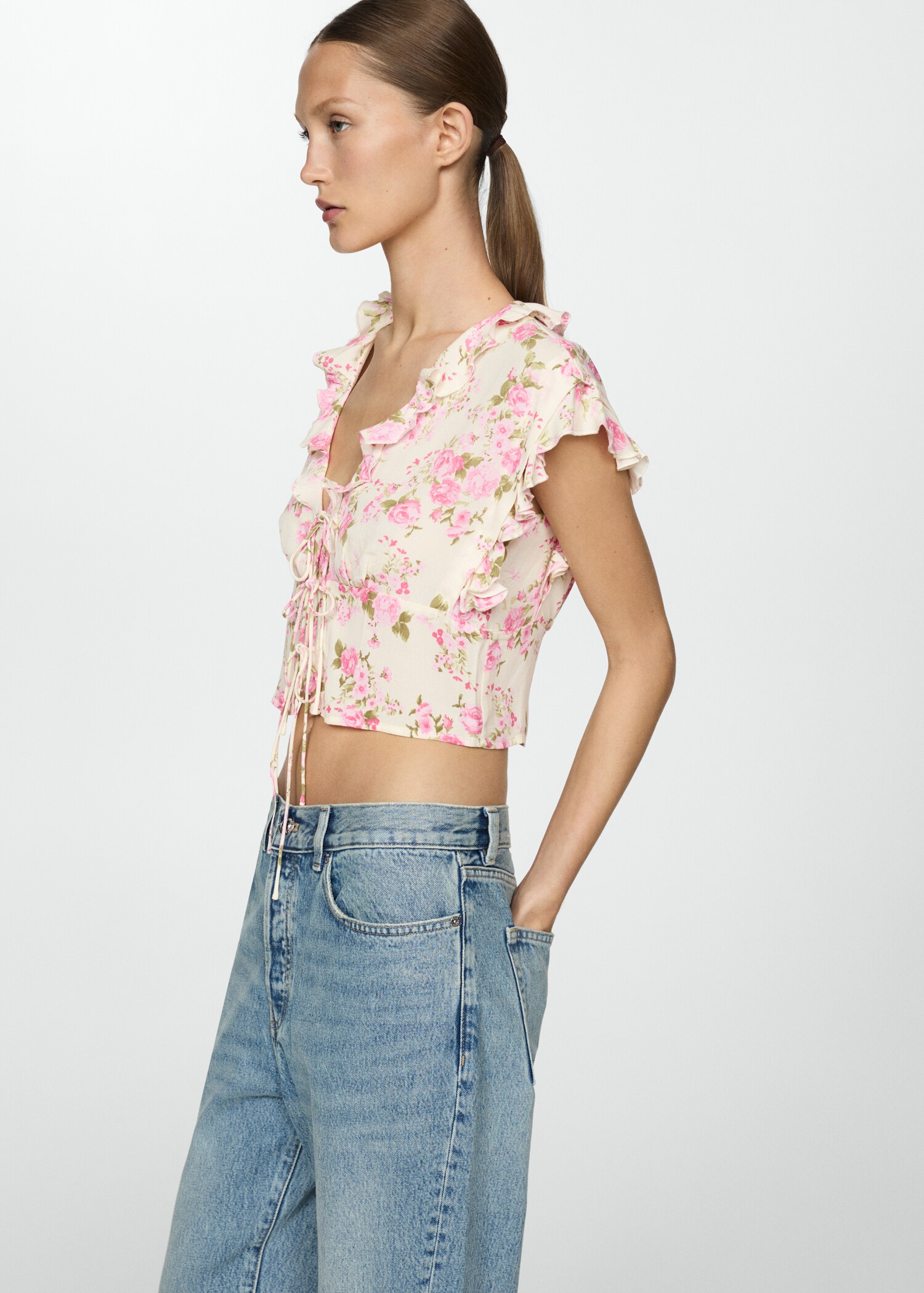 Blouse fleurie fermeture nœuds - Plan moyen