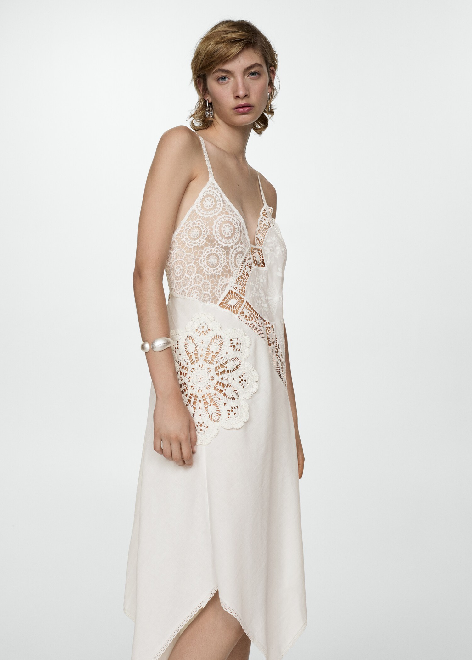 Asymmetrisches Kleid mit bestickten Einsätzen - Mittlere Ansicht