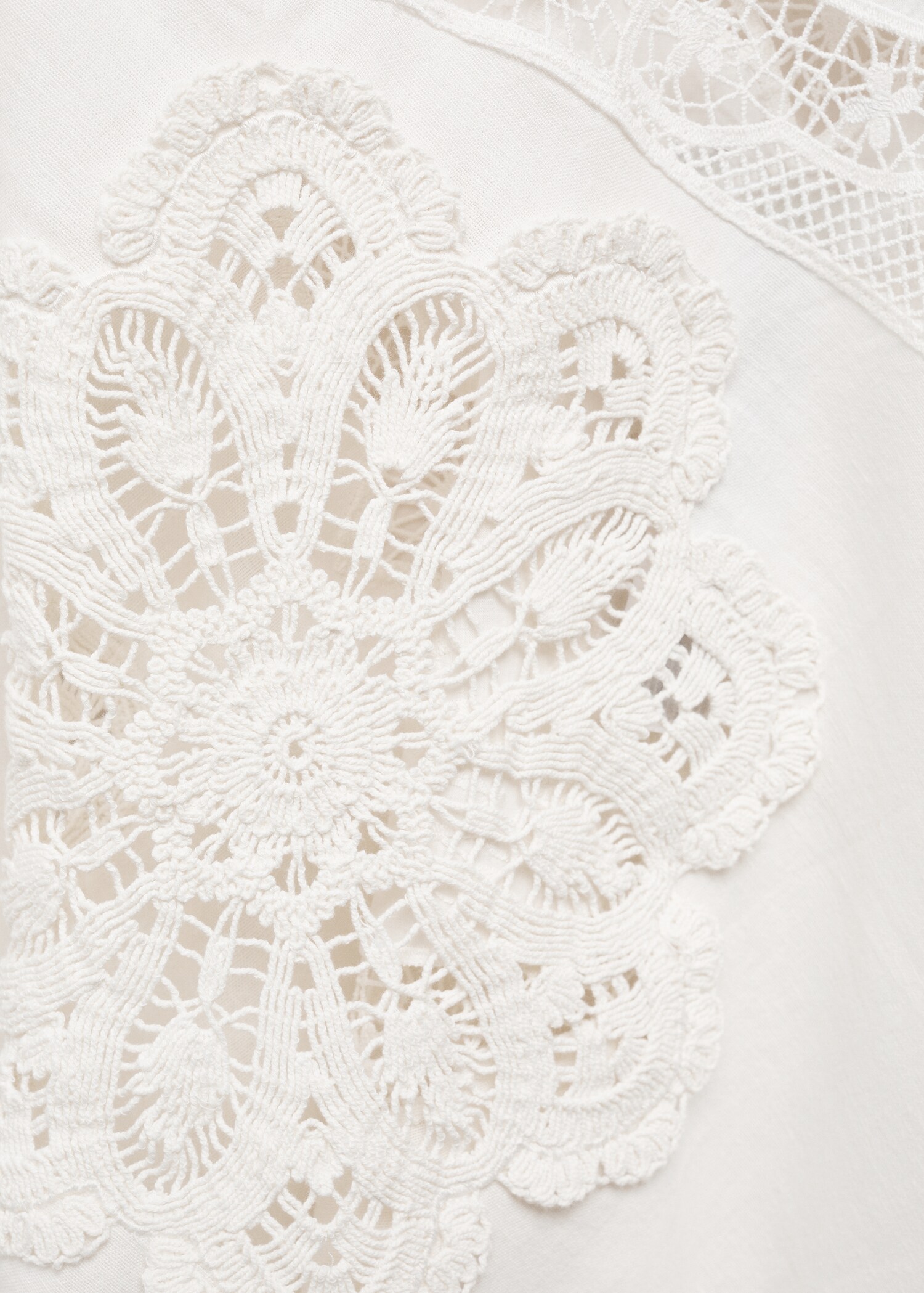 Asymmetrisches Kleid mit bestickten Einsätzen - Detail des Artikels 8