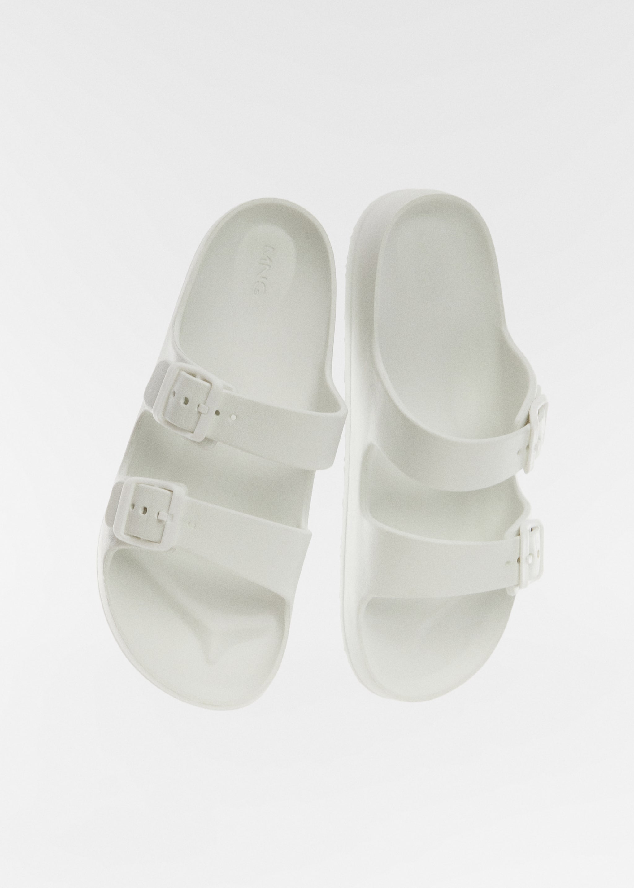 Chinelo com fivelas - Pormenor do artigo 5