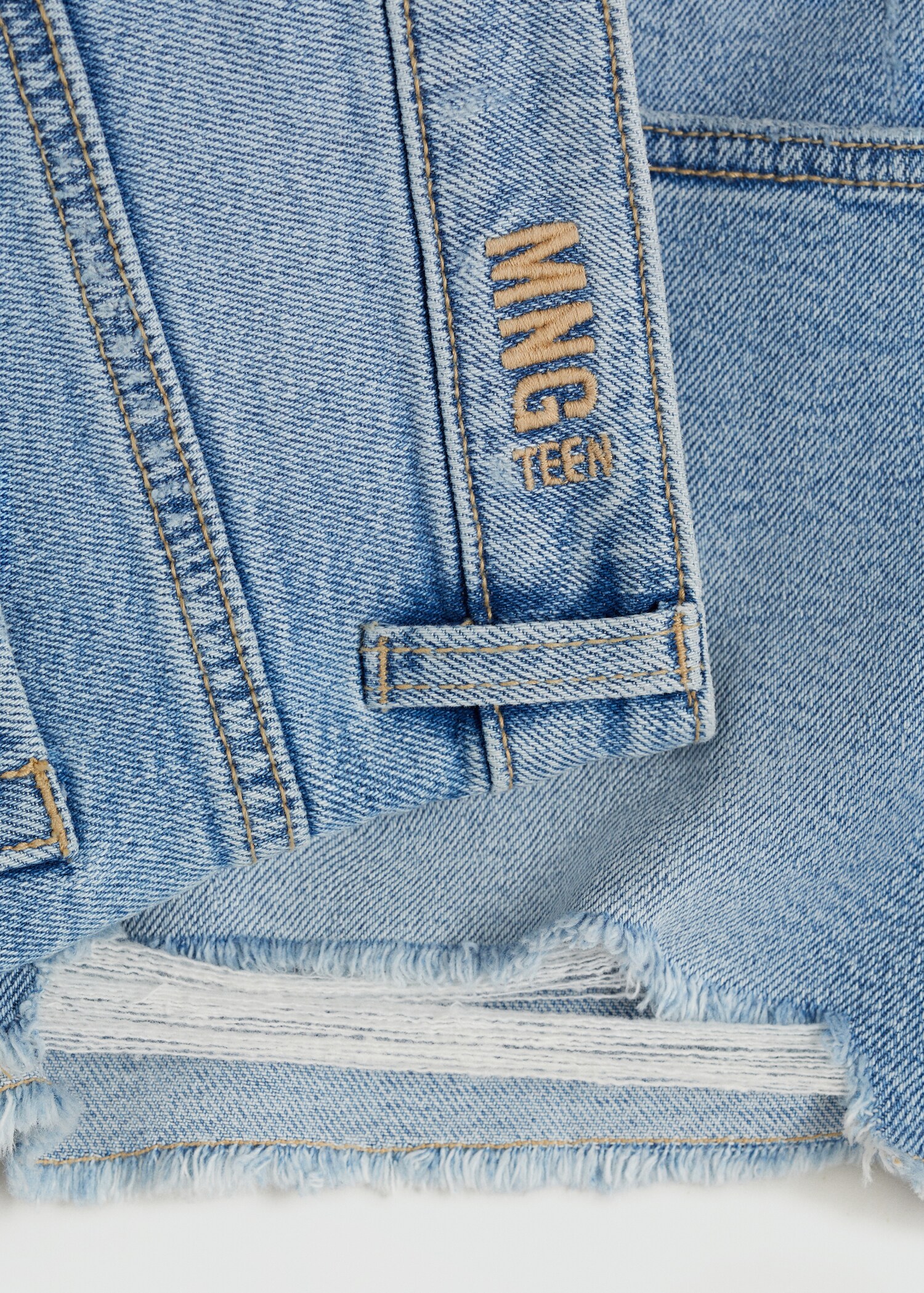Jeansshorts mit Zierrissen - Detail des Artikels 8