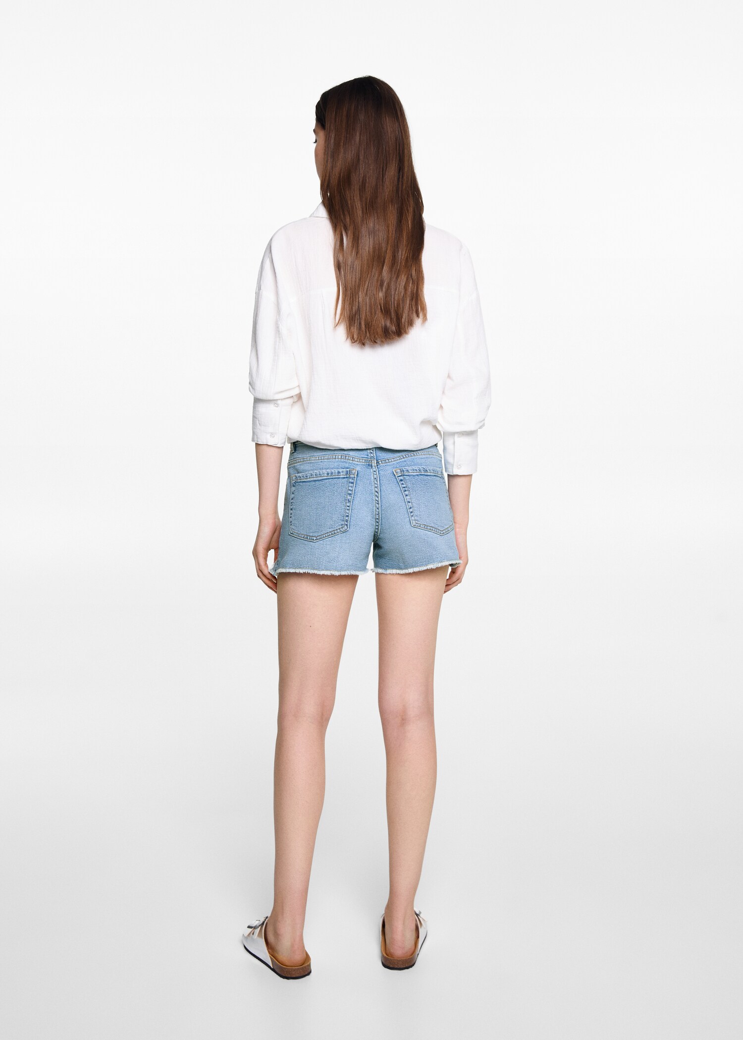 Jeansshorts mit Zierrissen - Rückseite des Artikels