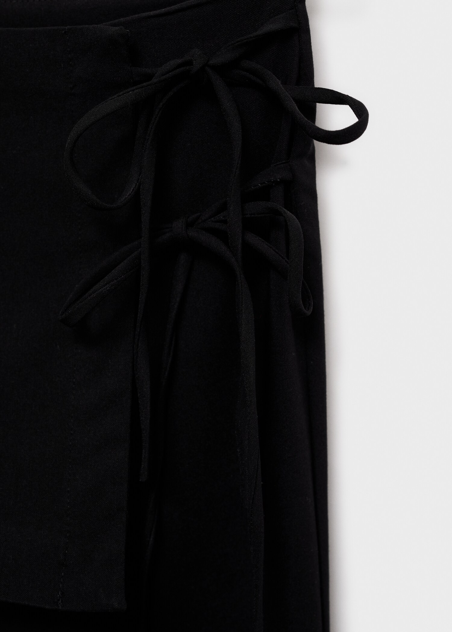 Trousers with ties - Details of the article 8