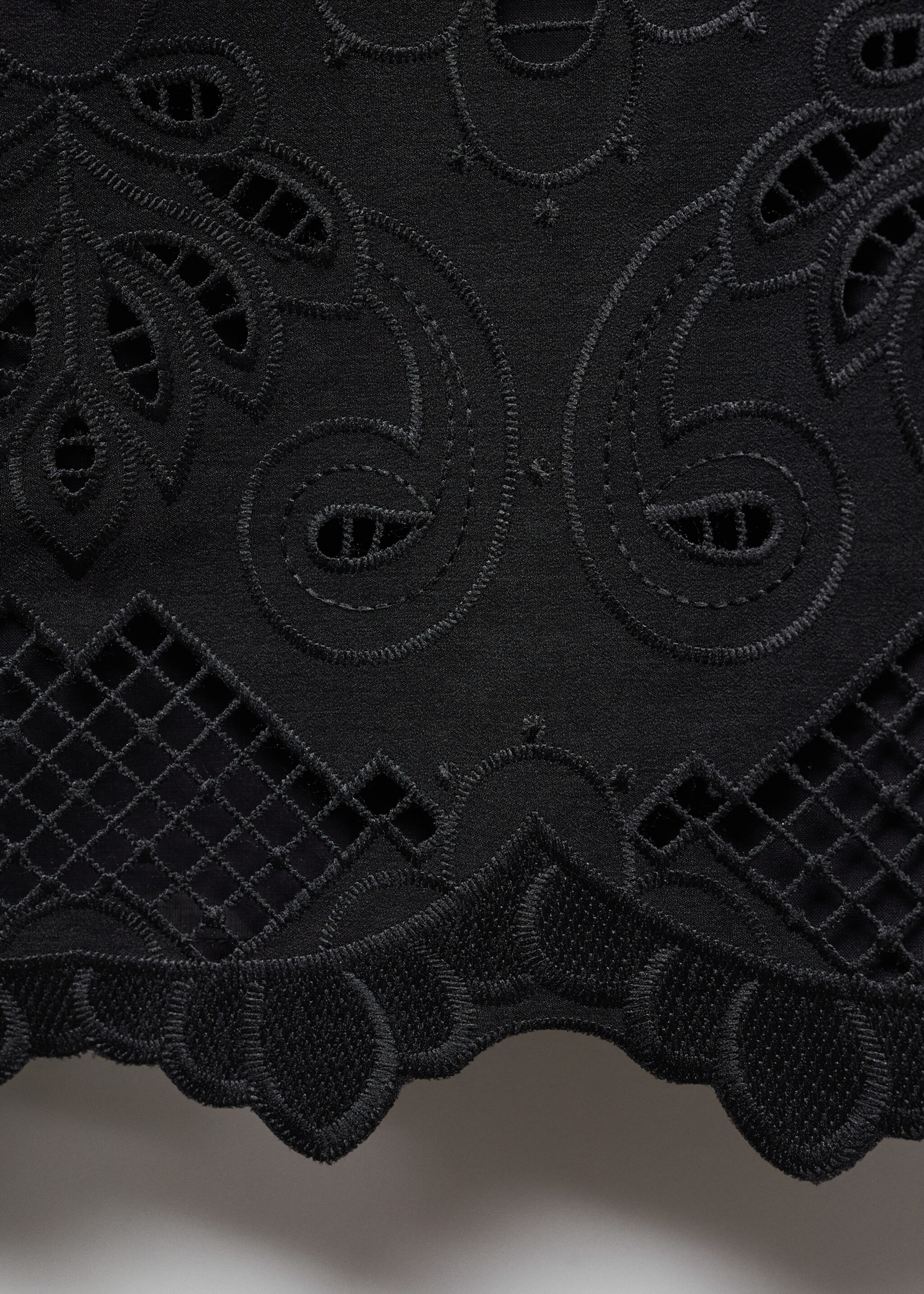 Kurzes Kleid mit Stickerei - Detail des Artikels 8