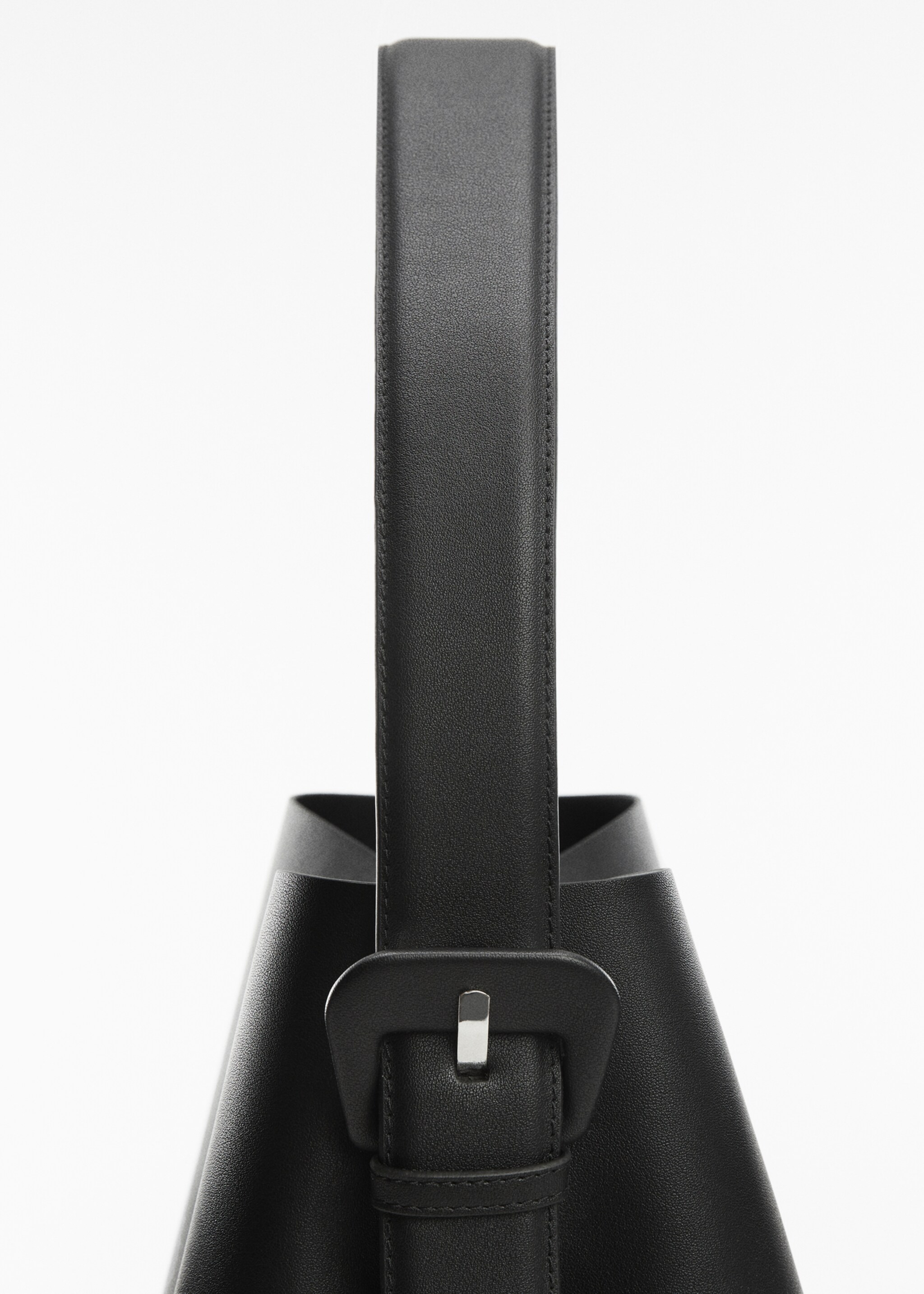 Shopper bag with buckle - Details of the article 2, Black. Ref: 67039604-00.
