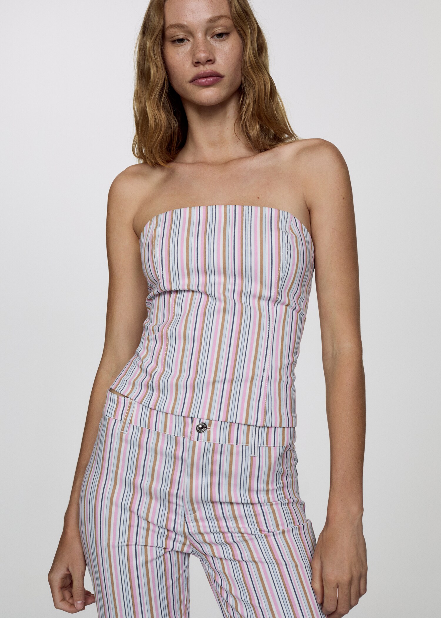 Randiga capri-jeans - Bild av mittparti