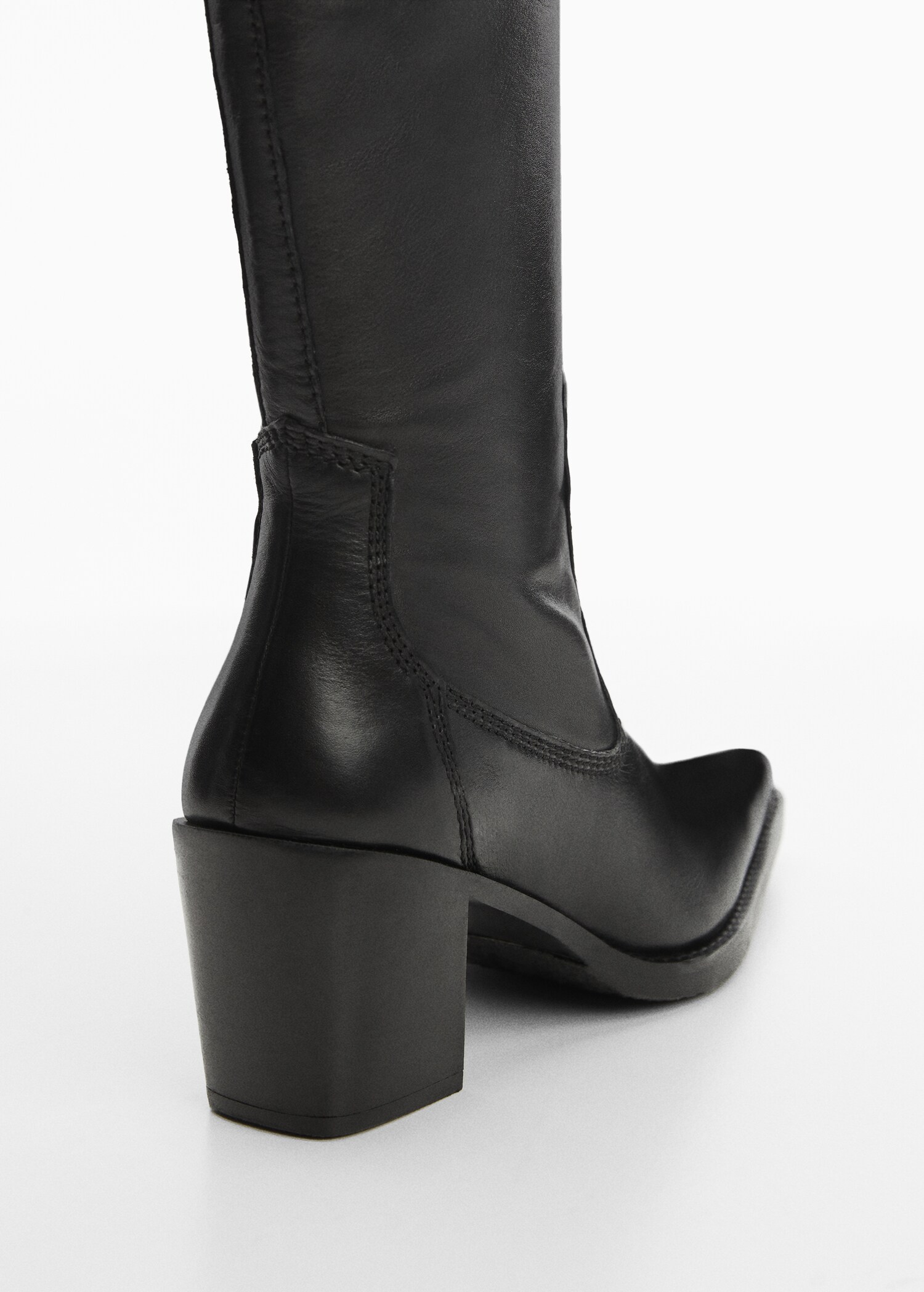 Hohe Lederstiefel mit Absatz - Detail des Artikels 2
