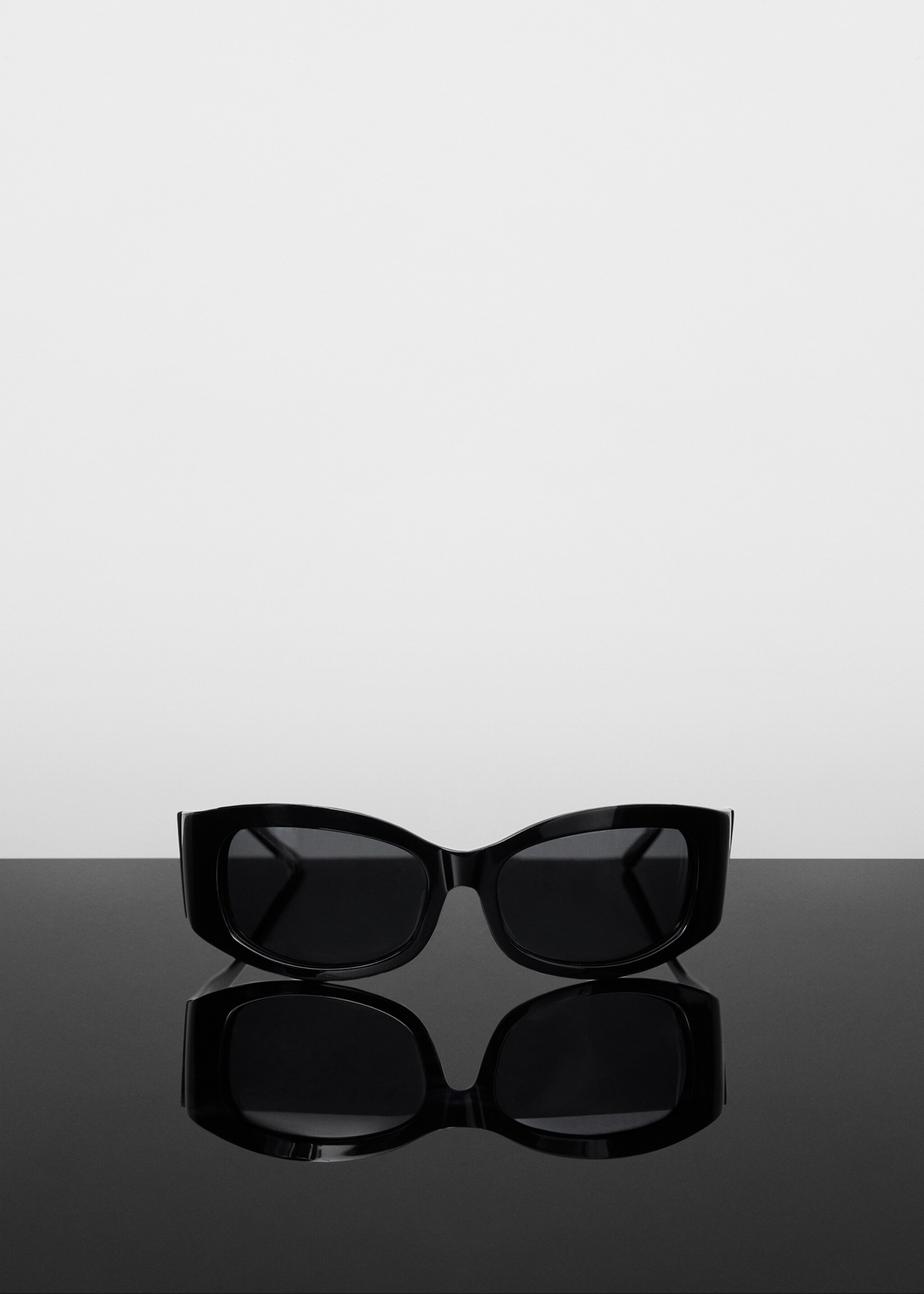 Oval-frame sunglasses - Article without model