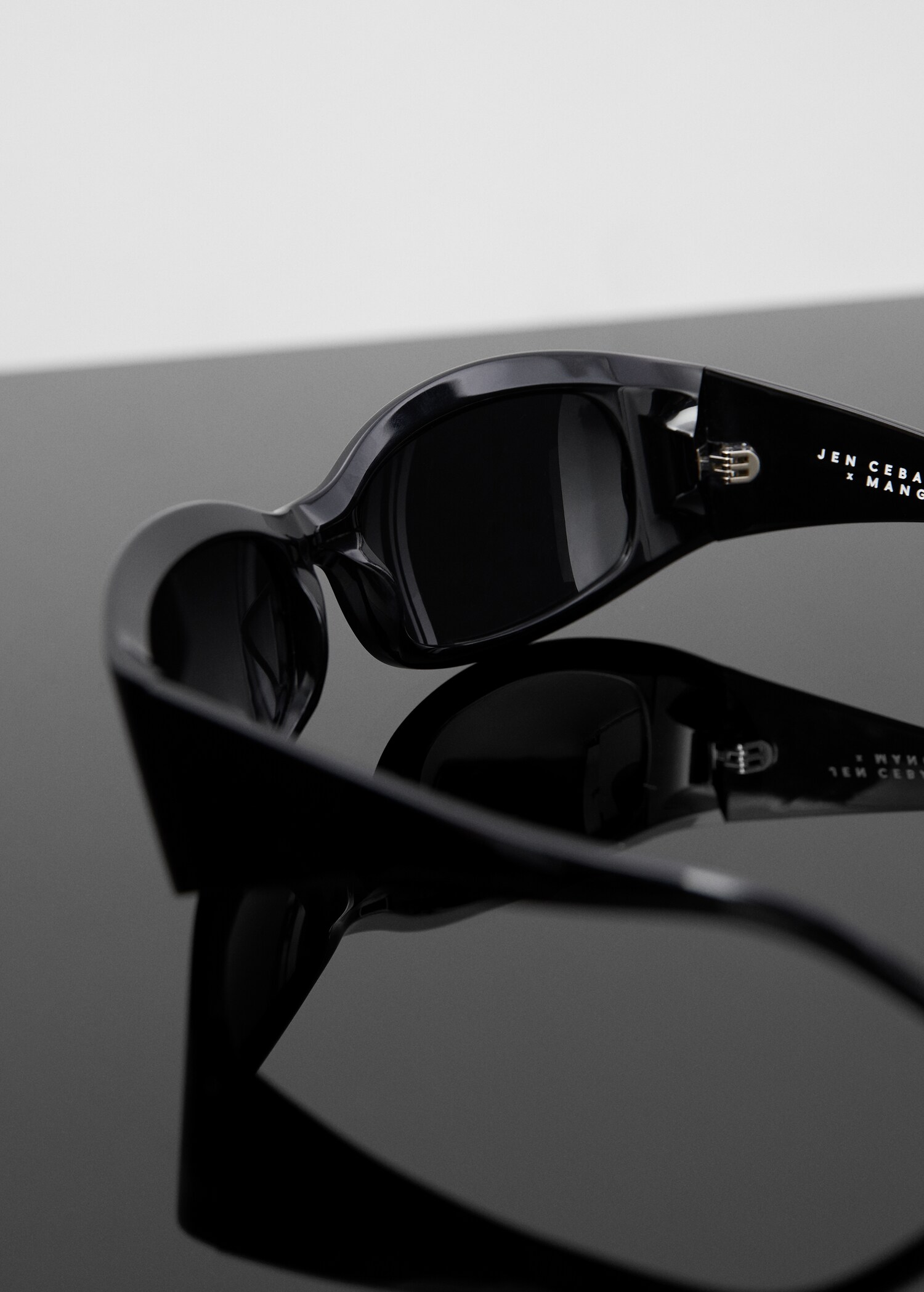 Oval frame sunglasses - Details of the article 1