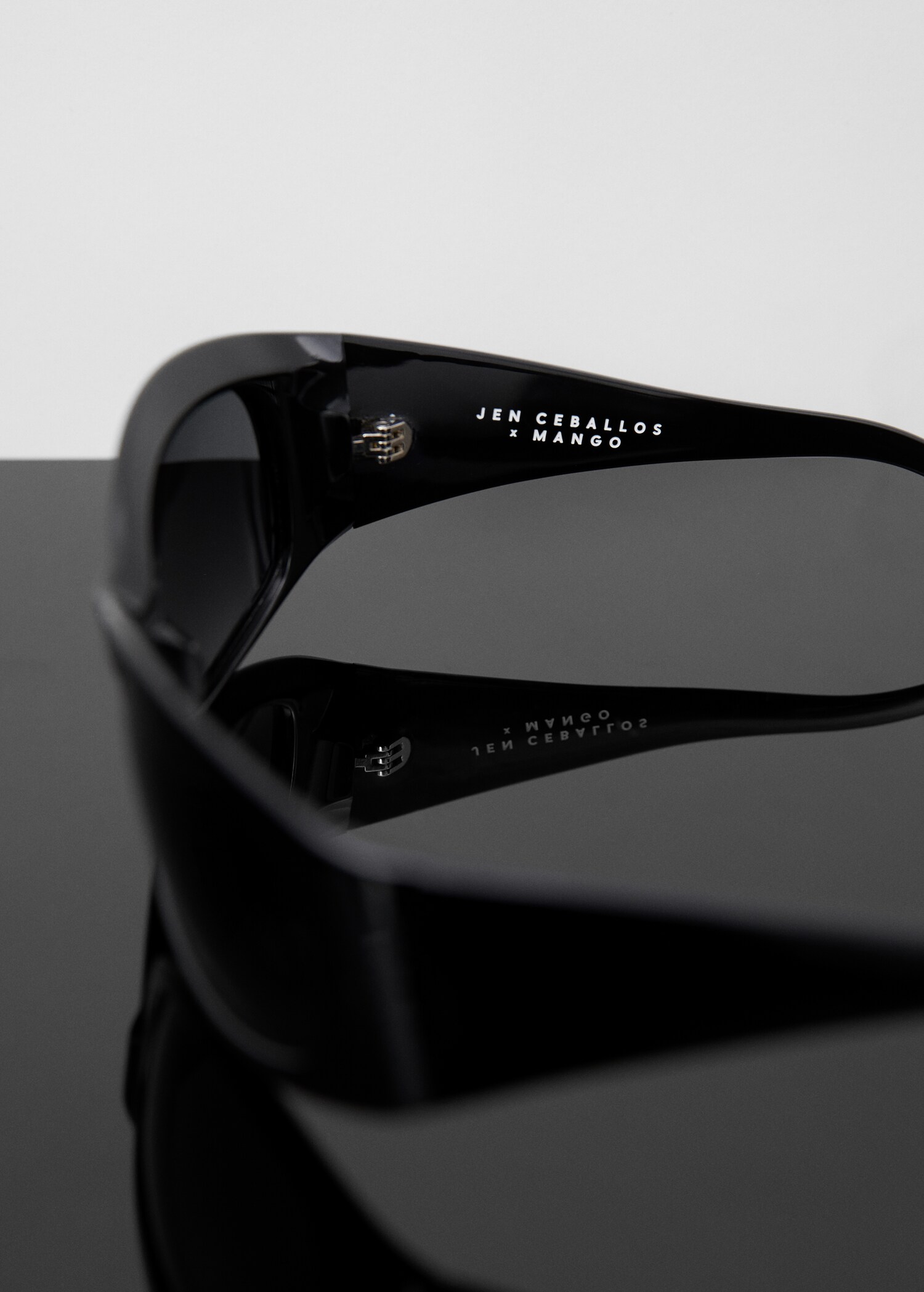 Oval frame sunglasses - Details of the article 2