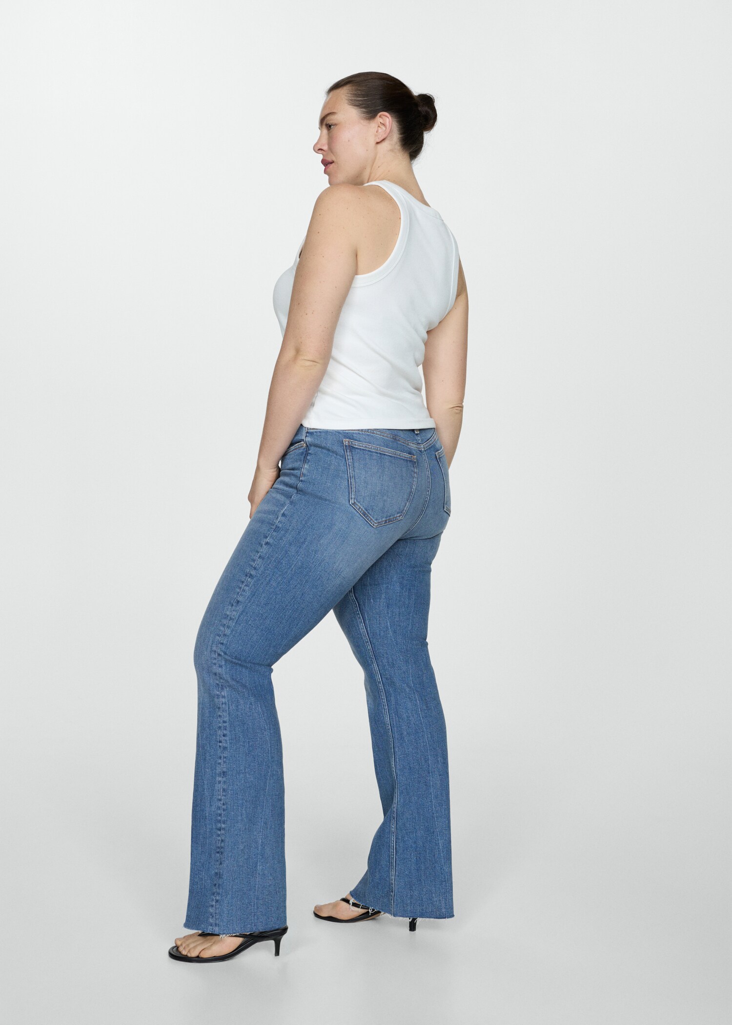 Medium-rise flared jeans - Details of the article 4