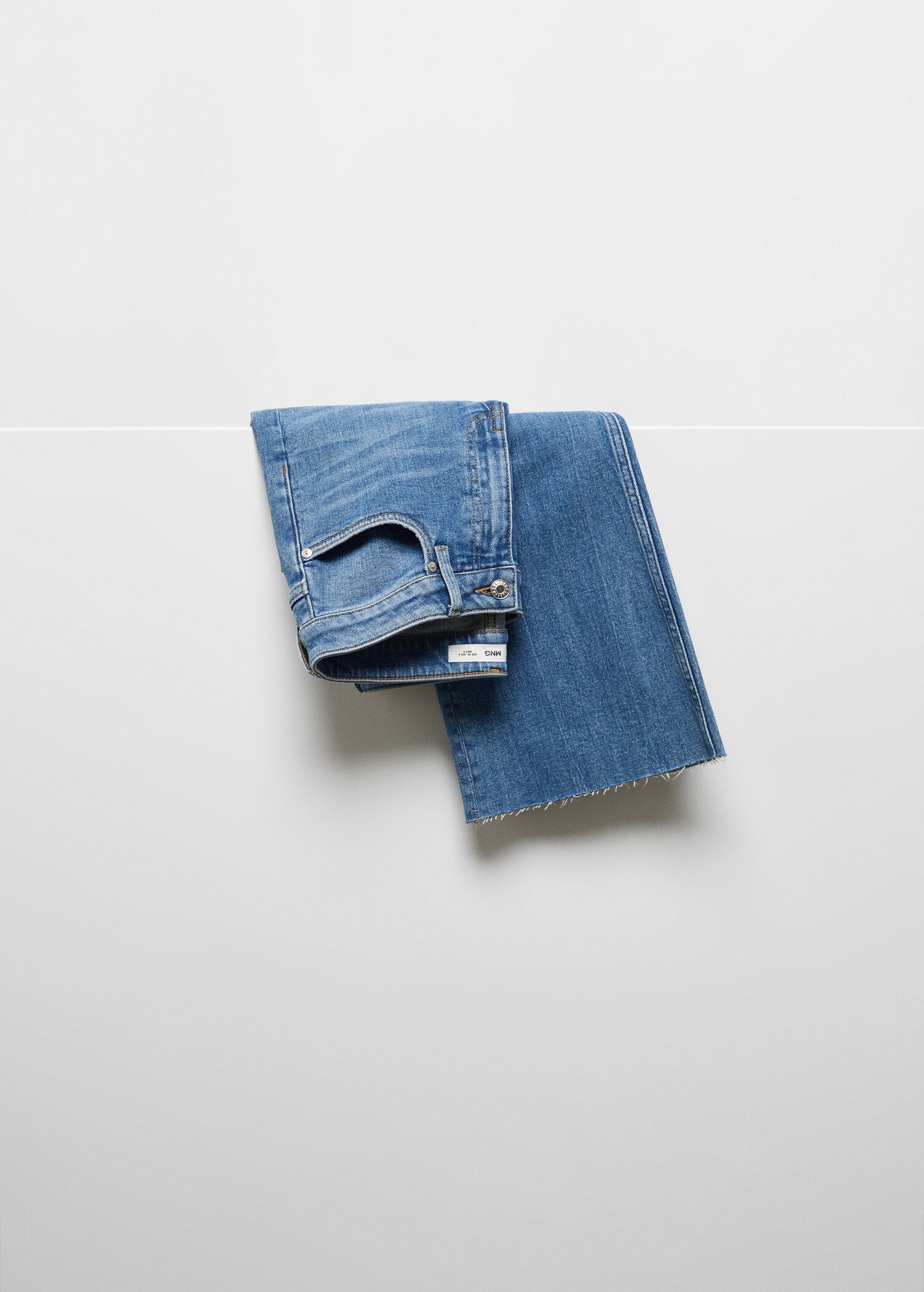 Medium-rise flared jeans - Details of the article 8