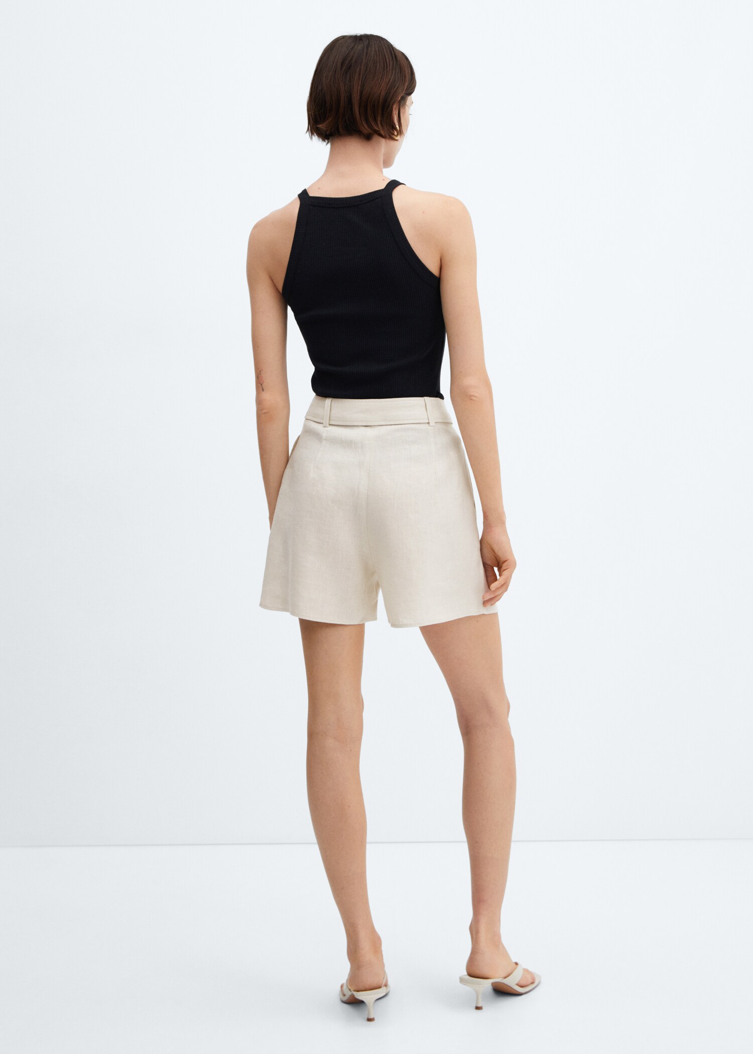 Linen shorts with belt - Reverse of the article