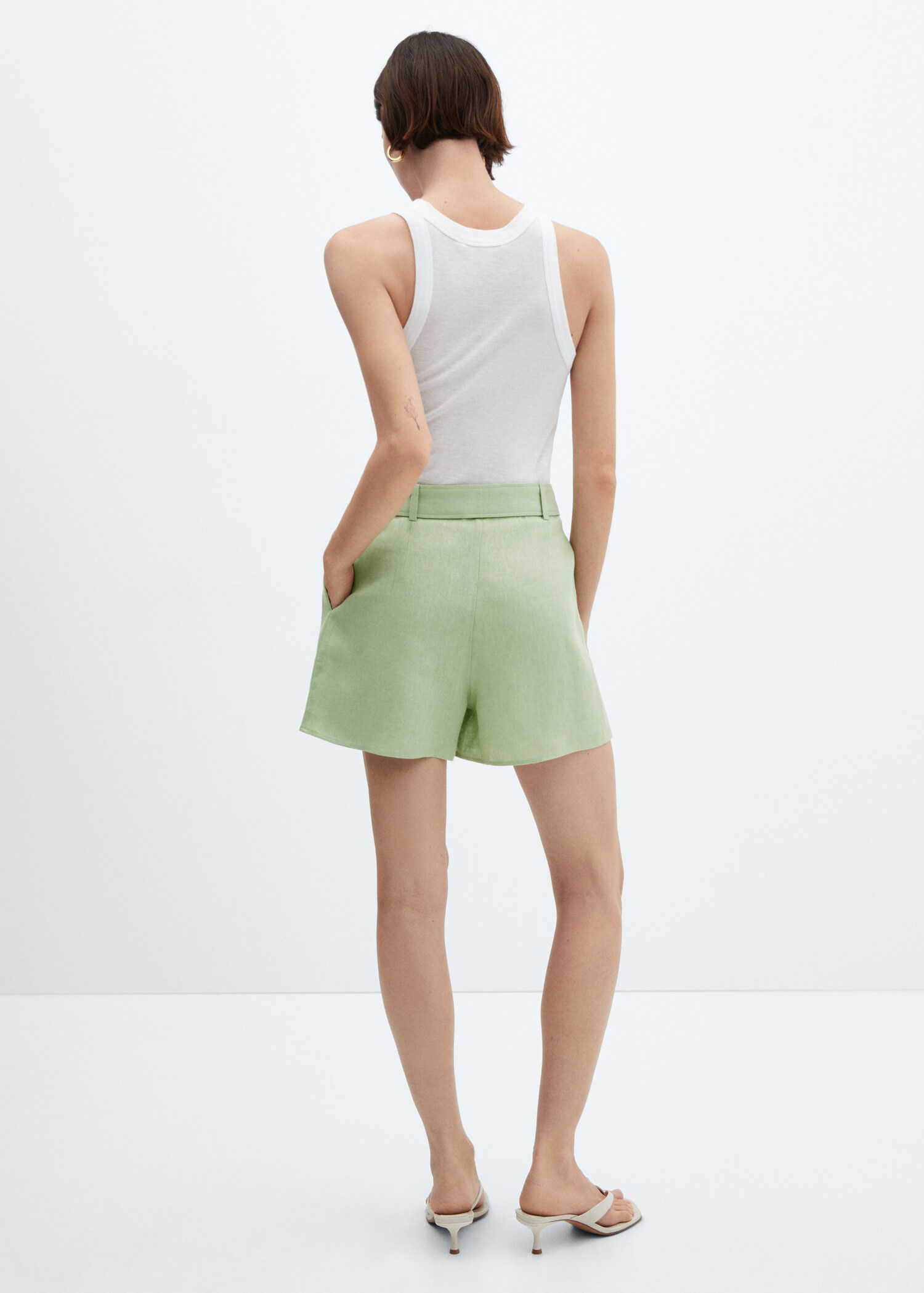 Linen shorts with belt - Reverse of the article
