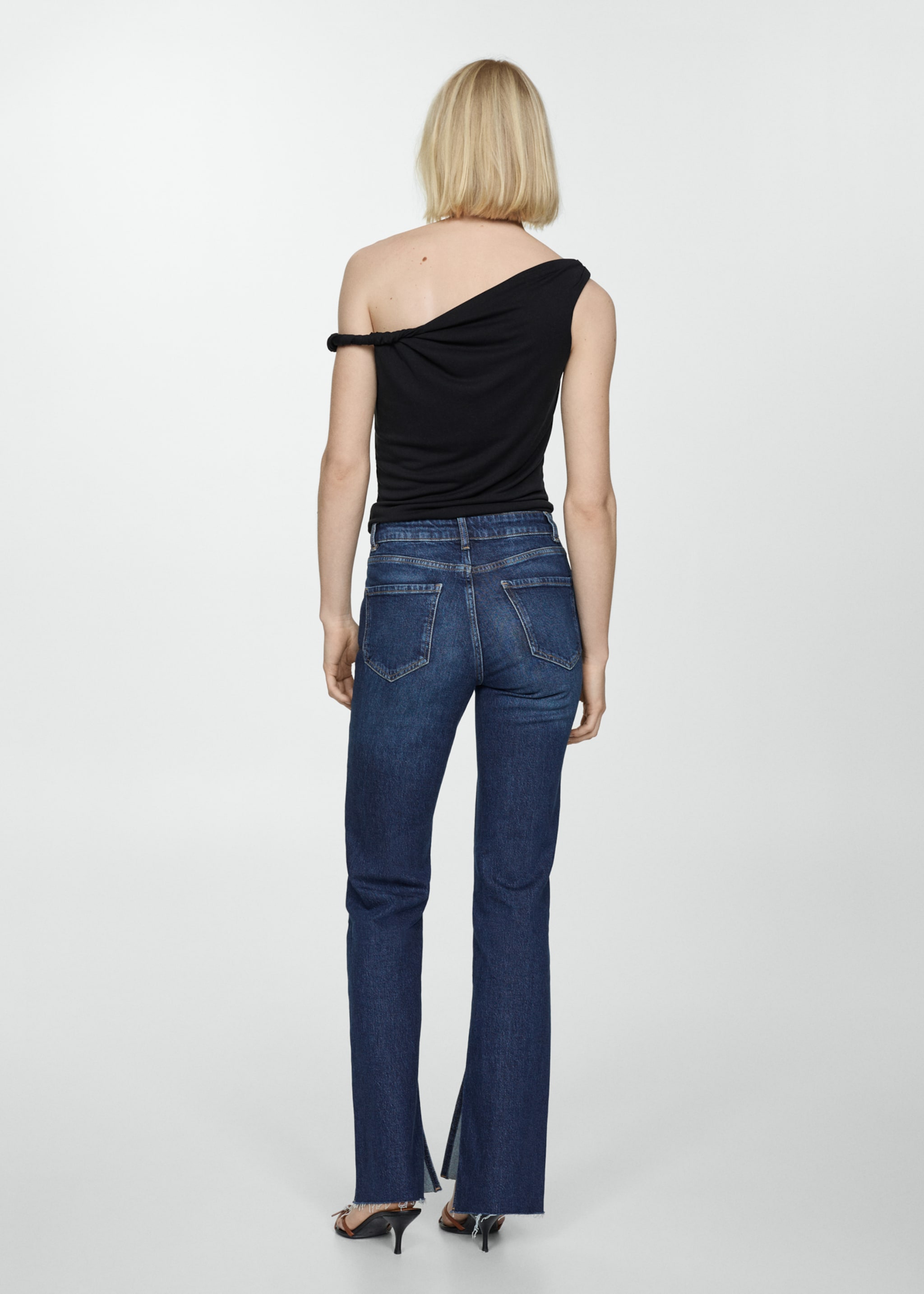 Gerade Jeans mit mittlerem Bund und Schlitzen - Rückseite des Artikels
