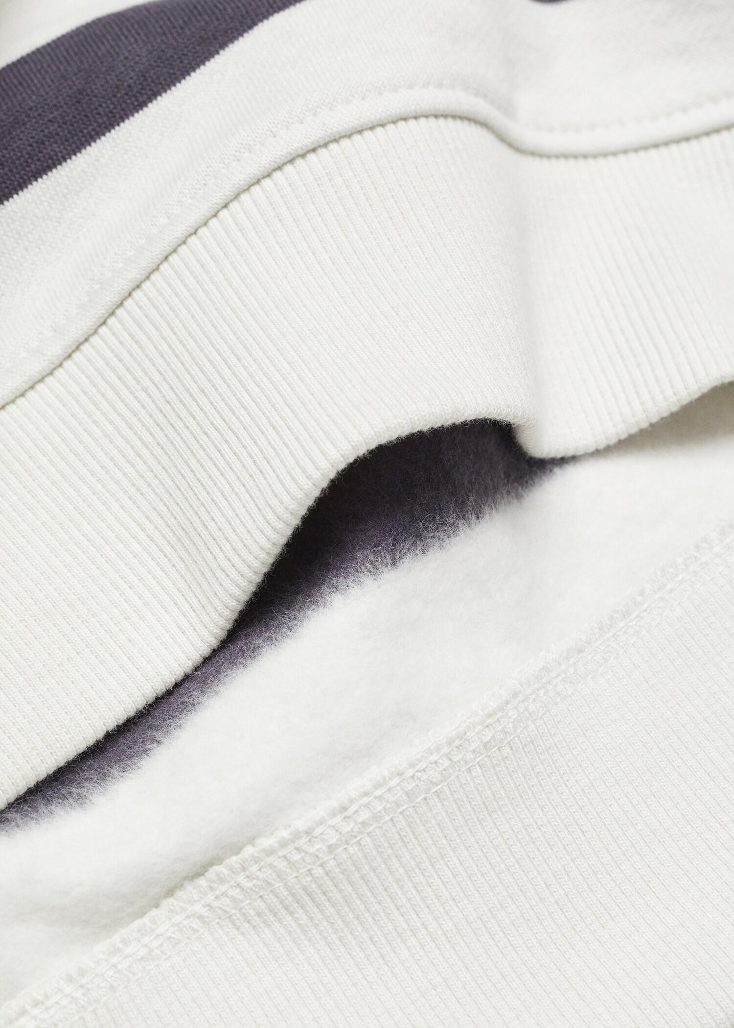 Gemustertes Sweatshirt mit Streifen - Detail des Artikels 3