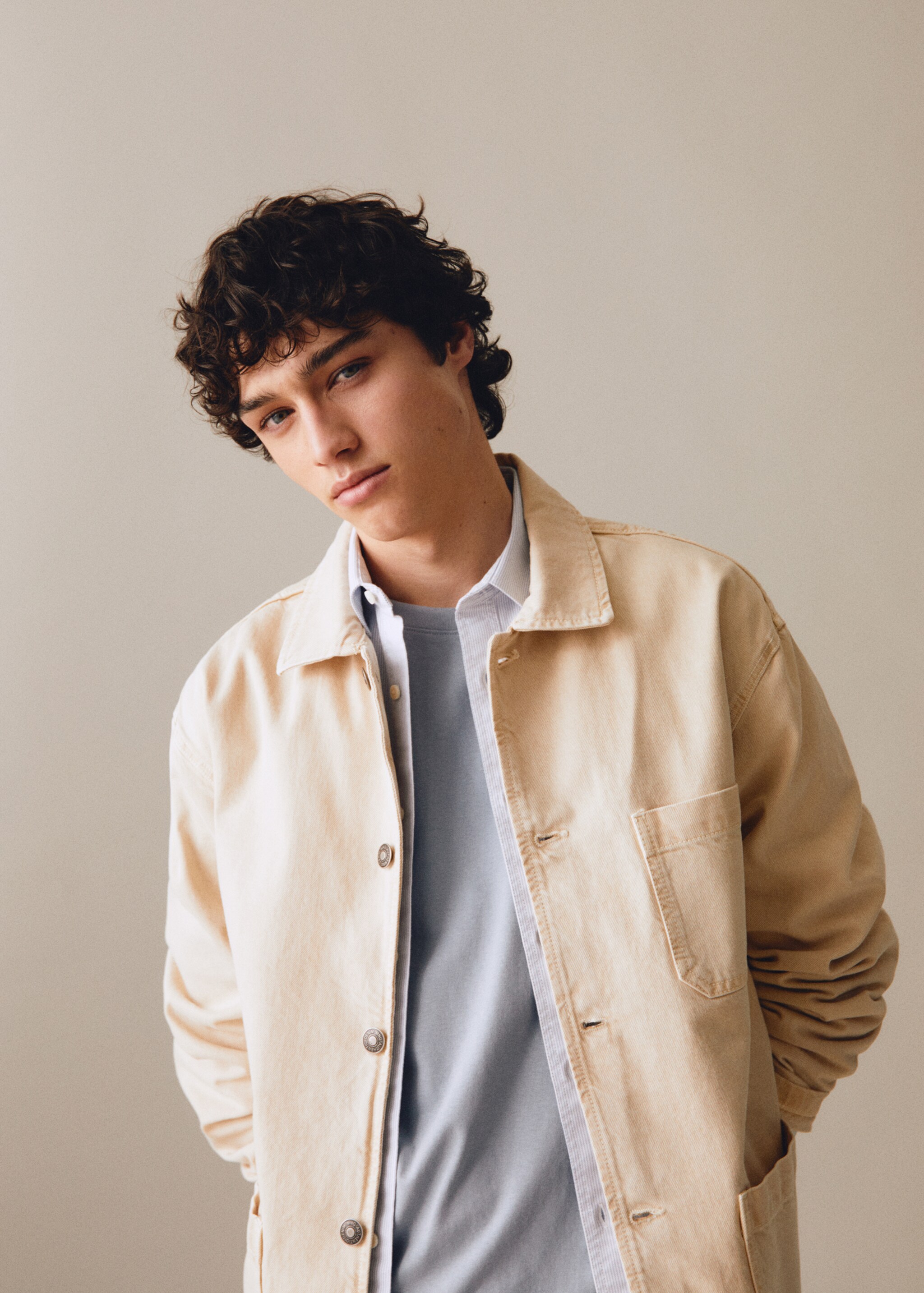Chest-pocket overshirt - Details of the article 6, Beige. Ref: 67040676-00.