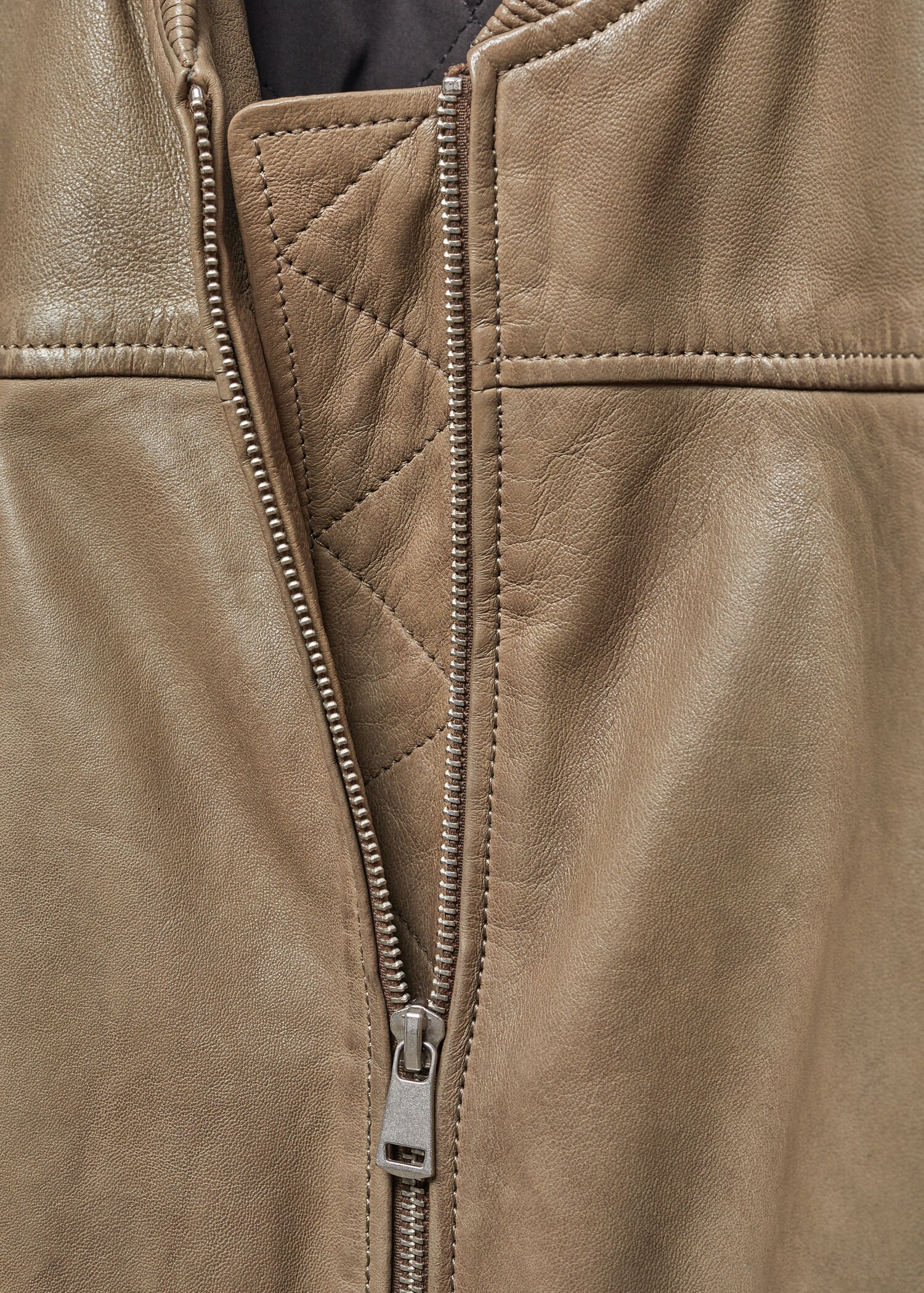 Leather bomber jacket - Details of the article 8