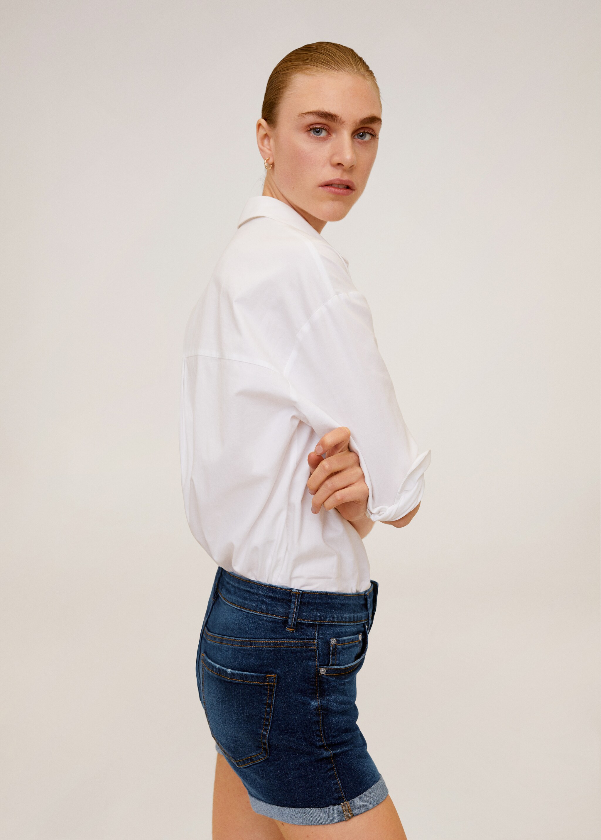 Short denim oscuro - Plano medio