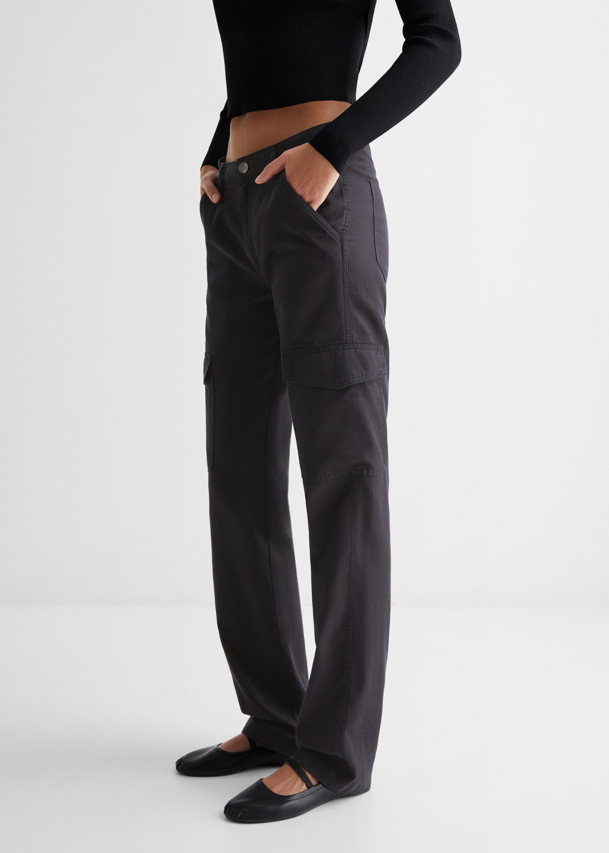 Straight-fit cargo jeans - Details of the article 6, Black. Ref: 67045146-00.
