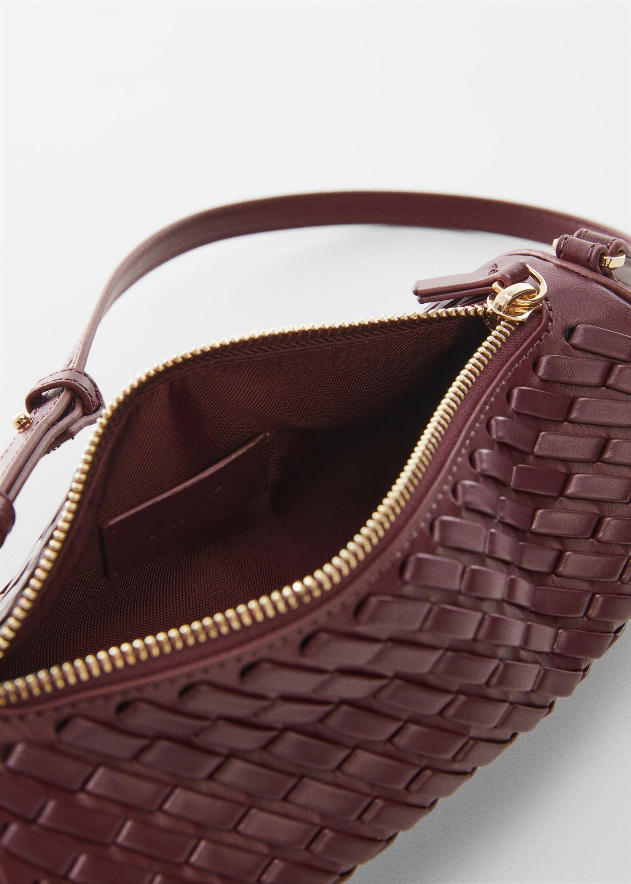 Braided cylindrical bag - Details of the article 1, Burgundy. Ref: 67045150-00.