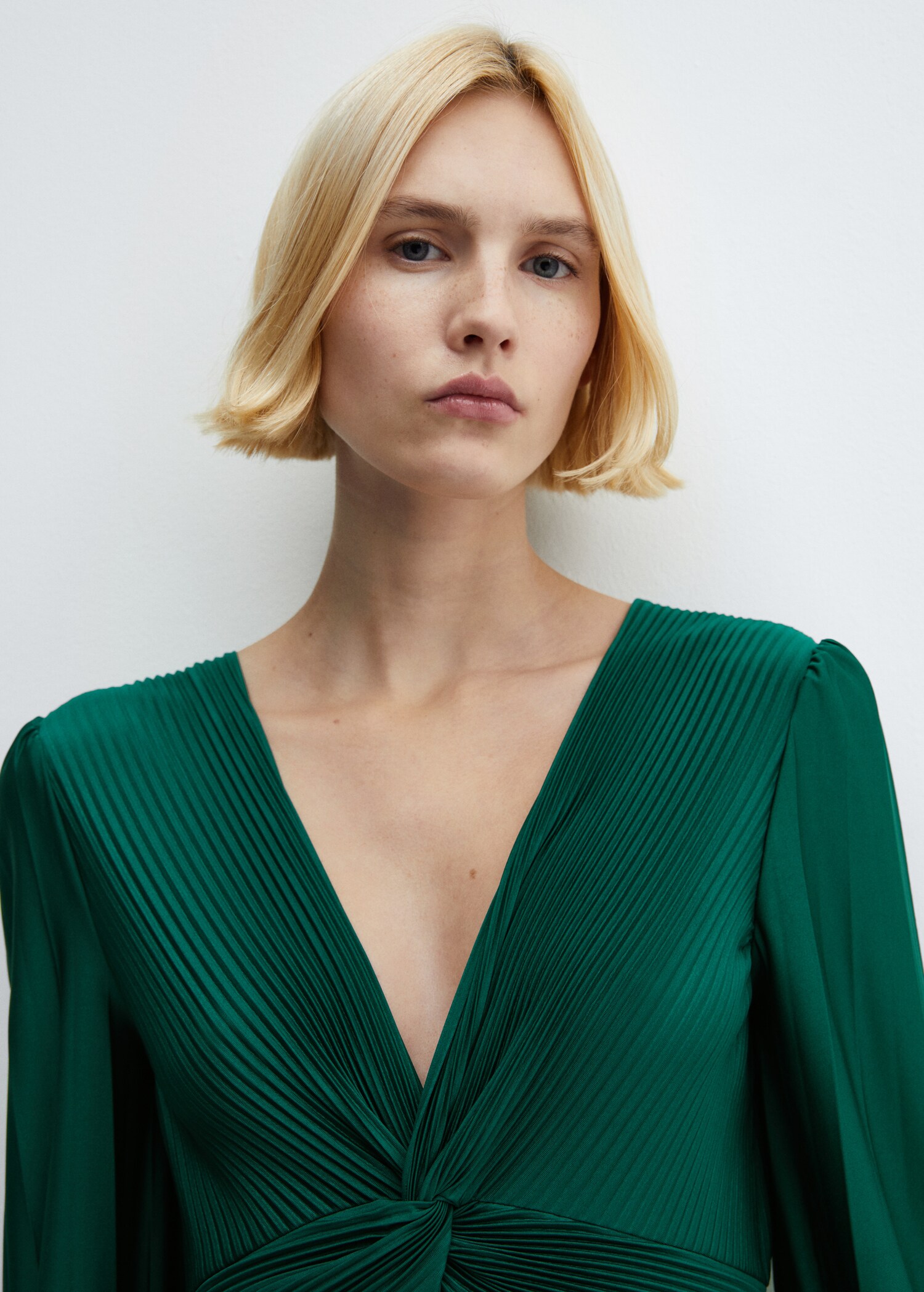 V-neck pleated dress - Details of the article 1