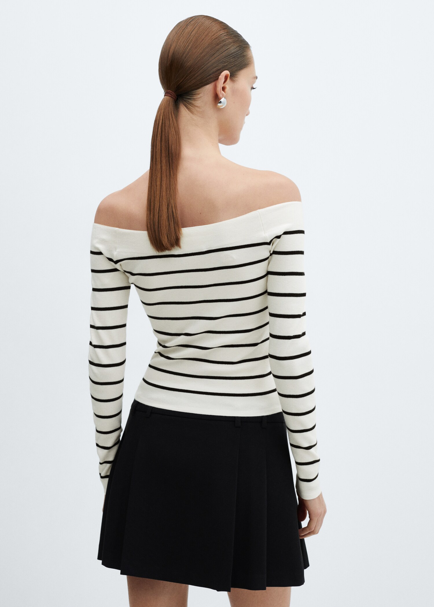 Off-the-shoulder knitted sweater - Reverse of the article