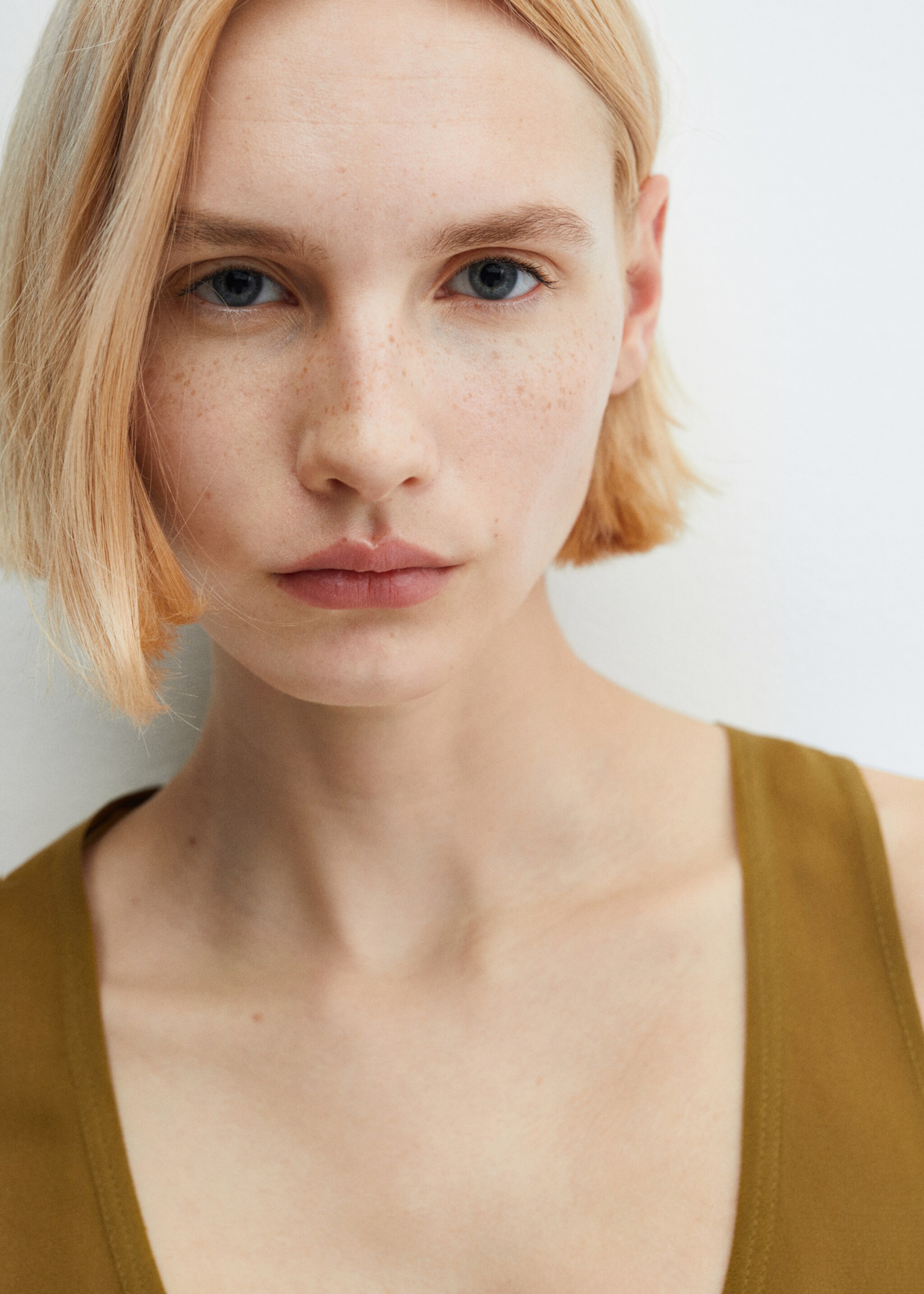 Buttoned flowy top - Details of the article 1
