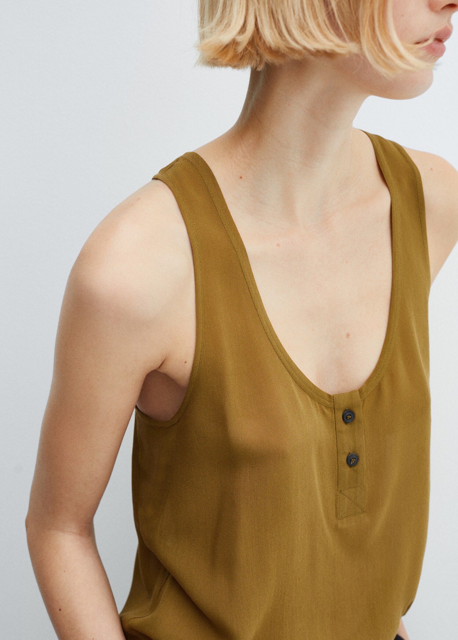 Buttoned flowy top - Details of the article 6