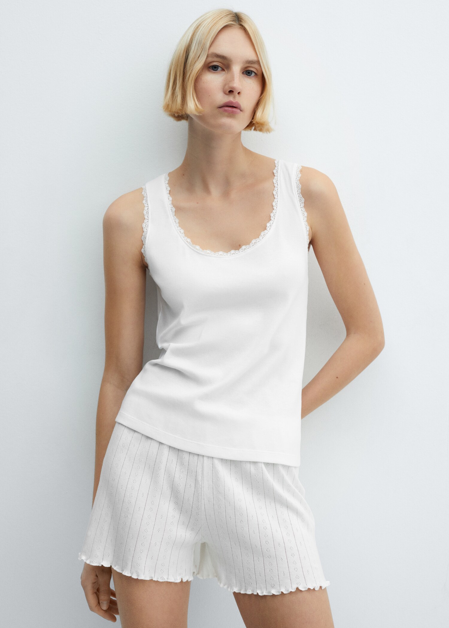 Top detalle blonda - Plano medio