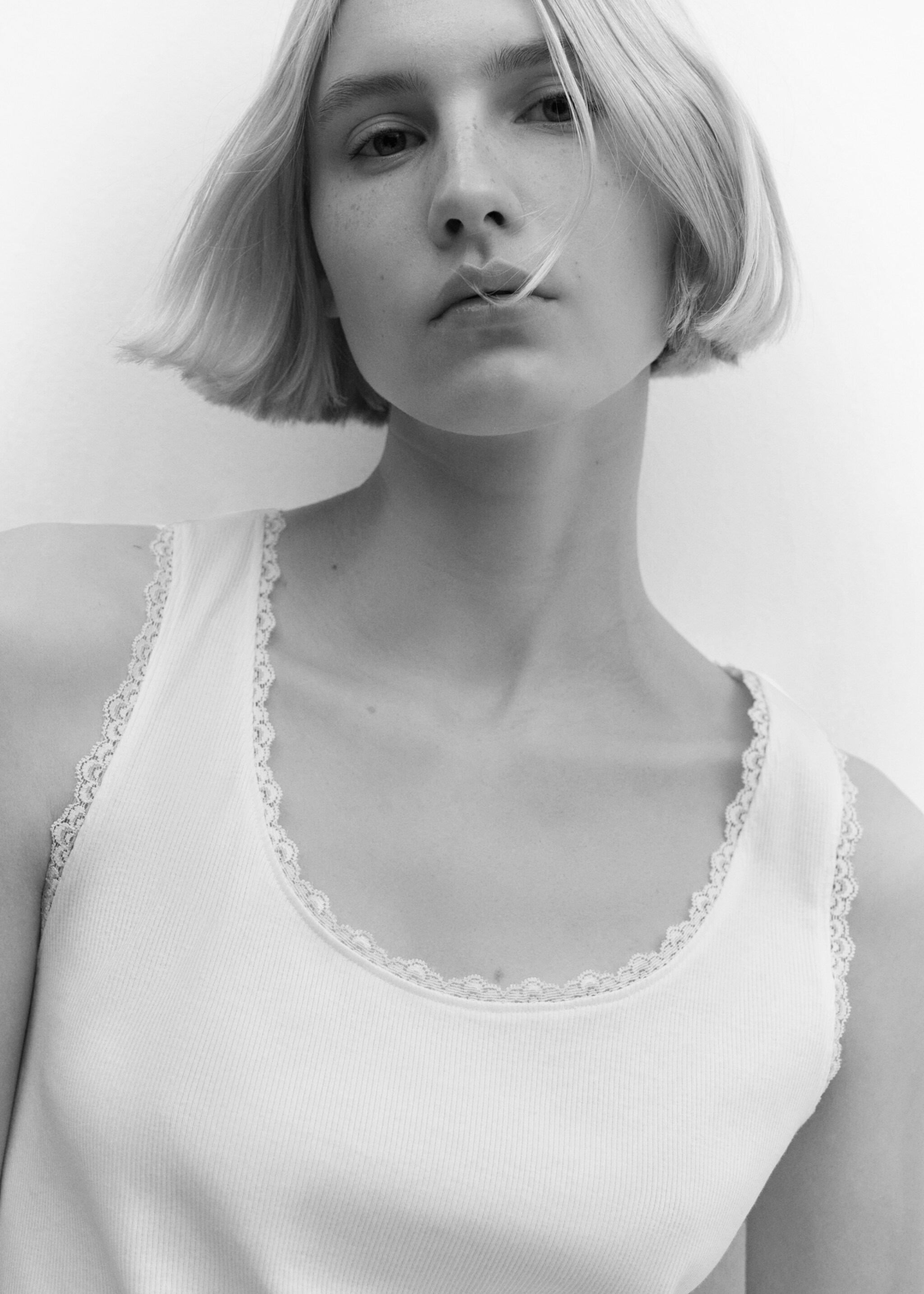 Openwork detail top - Details of the article 1, White. Ref: 67045998-00.