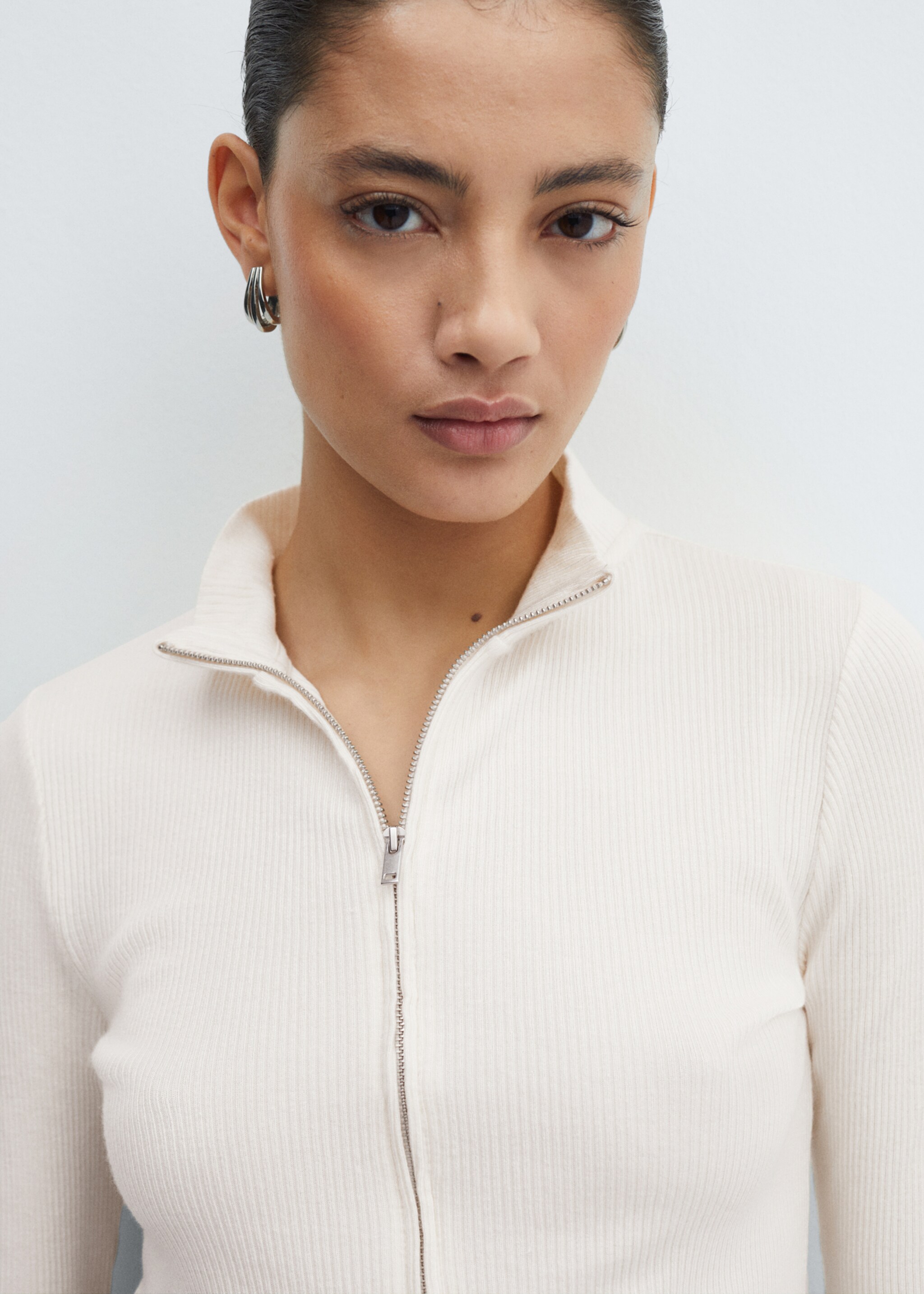 Perkins-neck cardigan with zip - Details of the article 1, Ecru. Ref: 67046030-00.