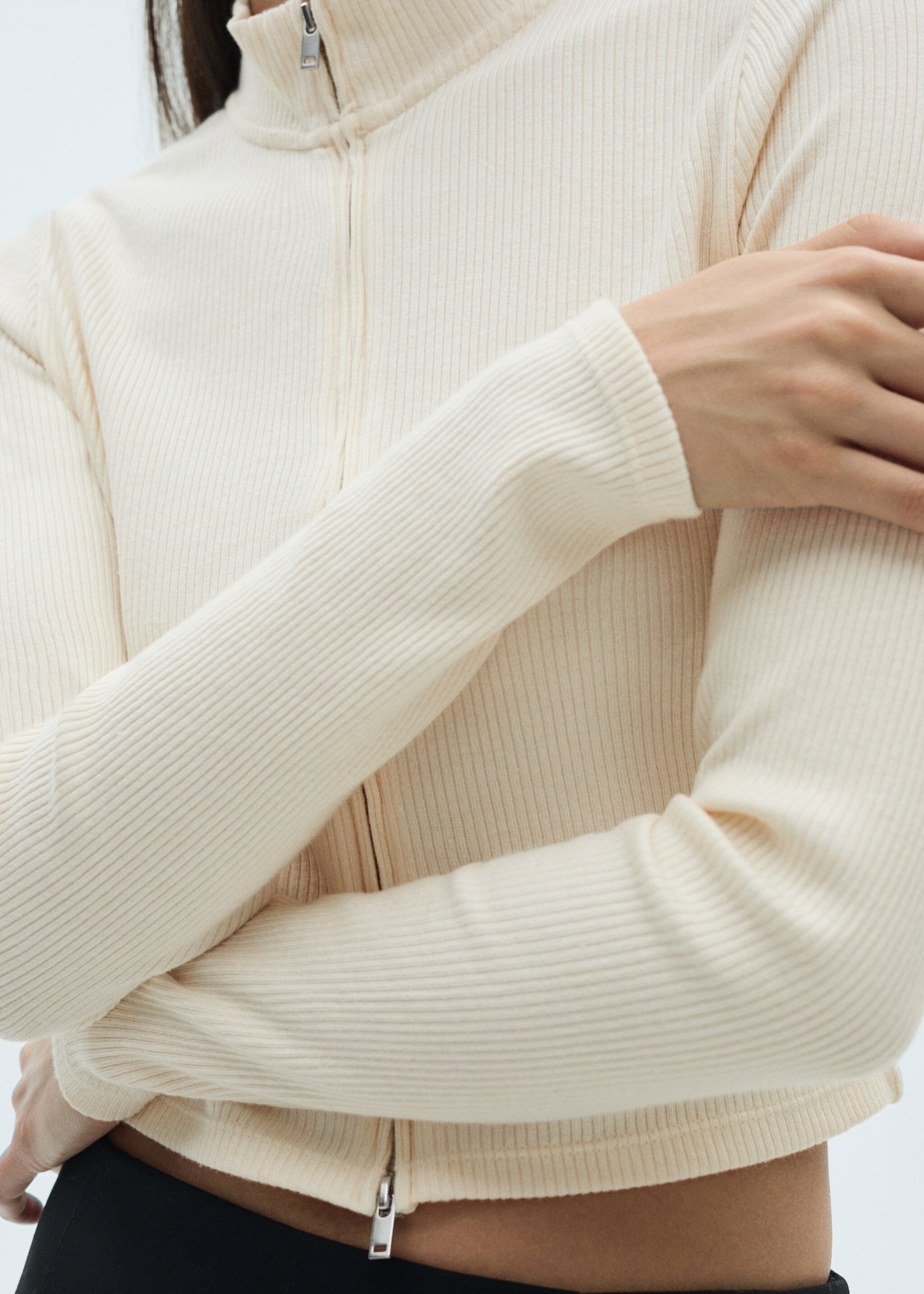 Perkins-neck cardigan with zip - Details of the article 6, Ecru. Ref: 67046030-00.