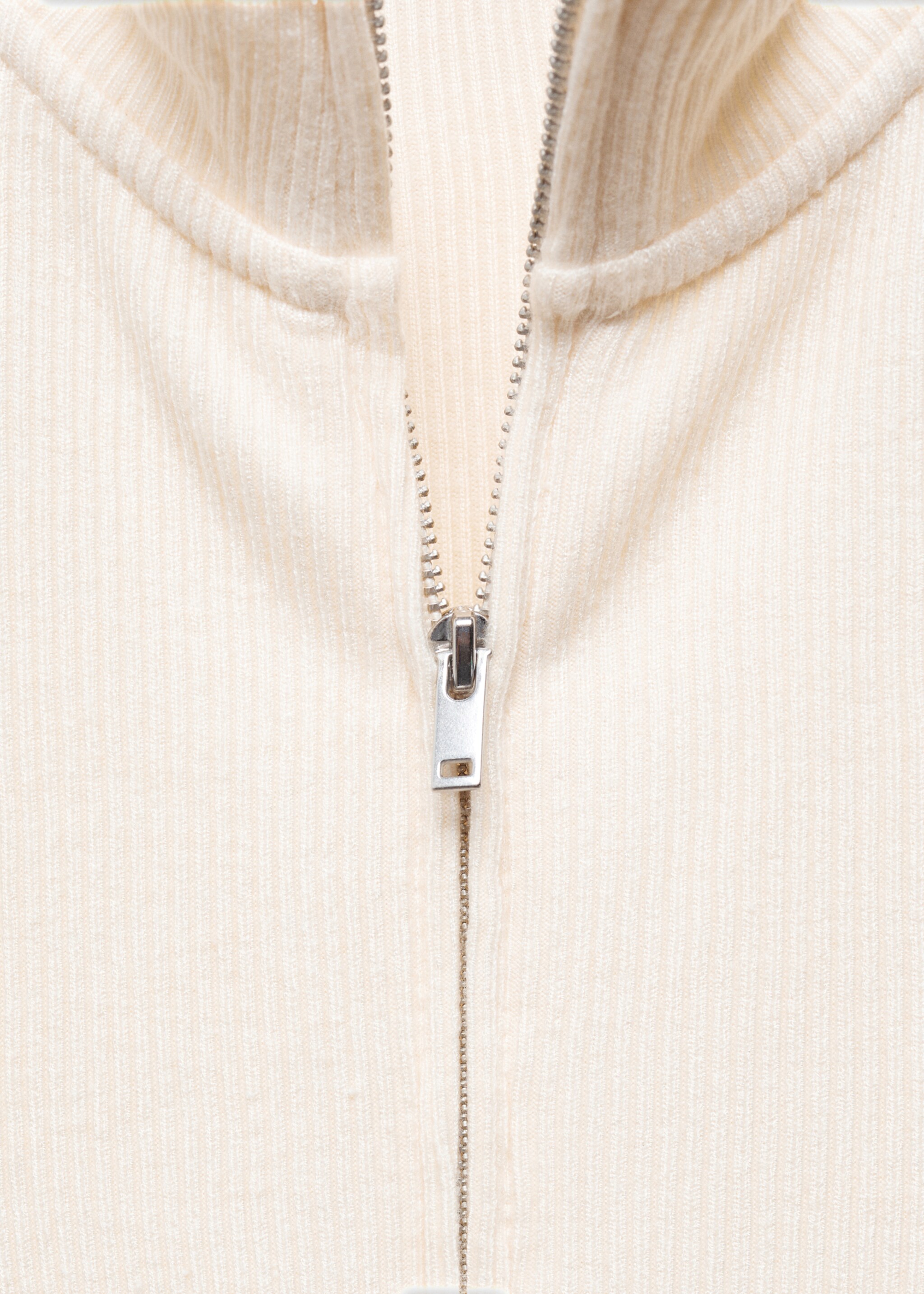 Perkins-neck cardigan with zip - Details of the article 8, Ecru. Ref: 67046030-00.