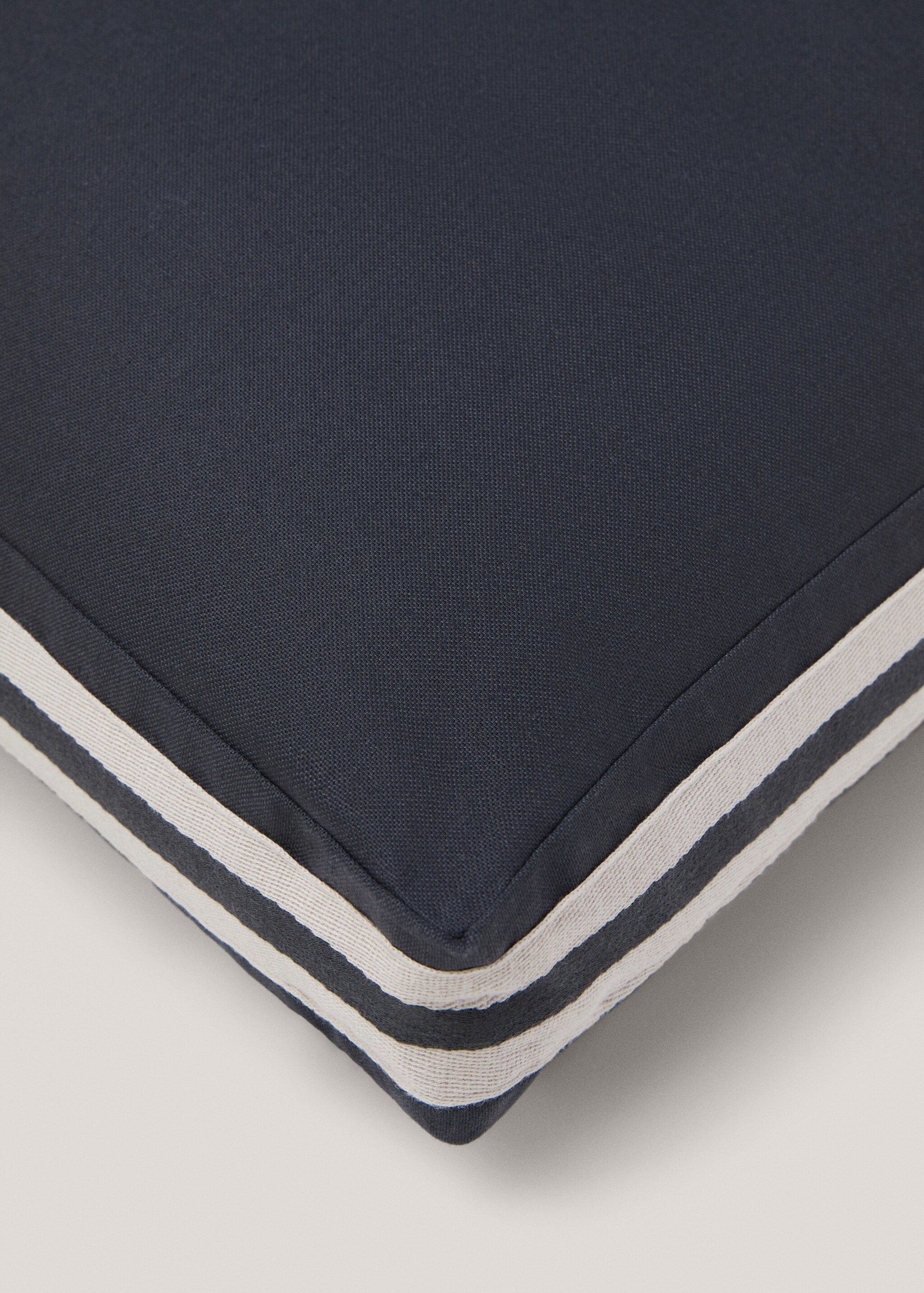 Padded pouffe 70x70cm - Details of the article 2