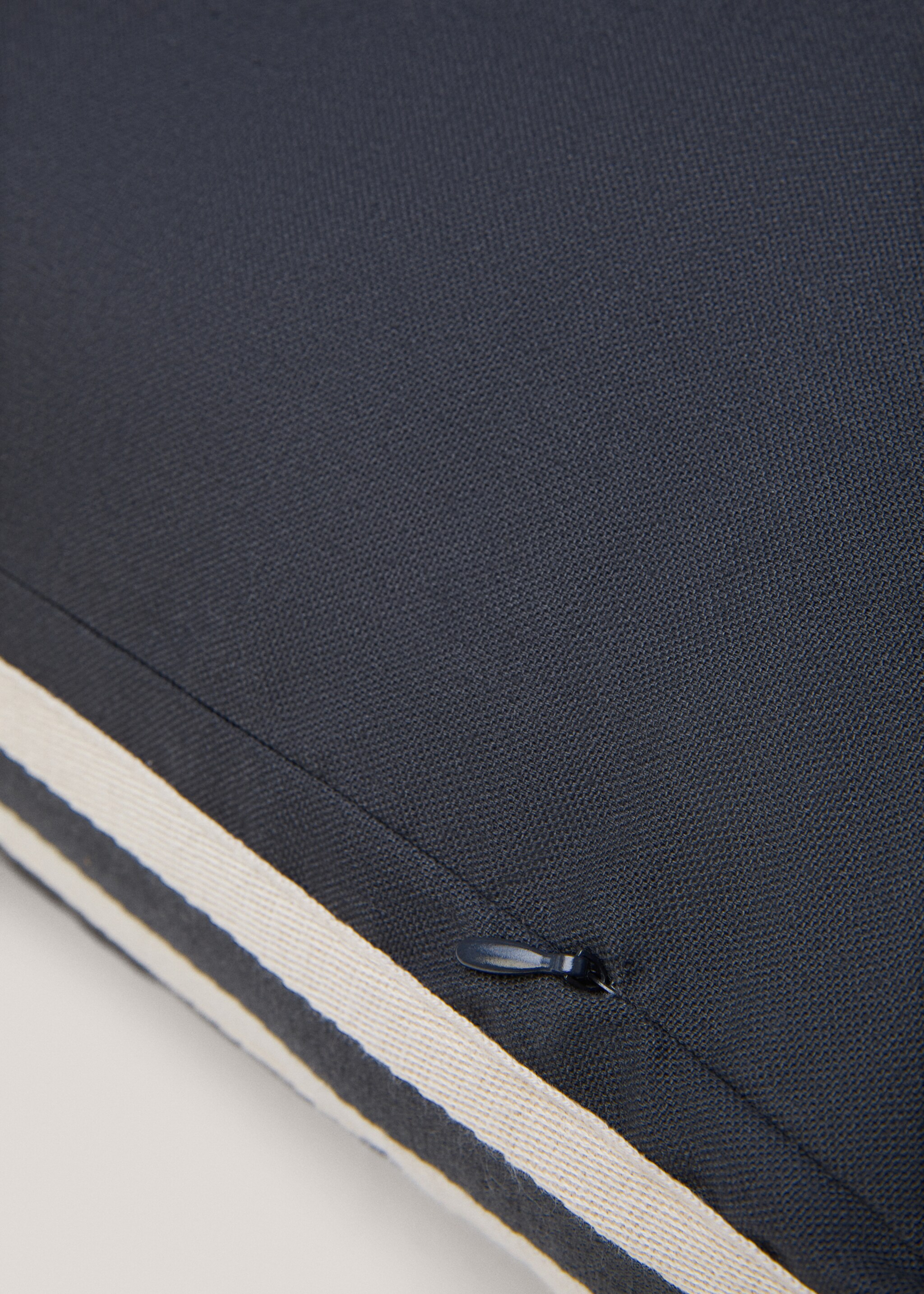Padded pouffe 70x70cm - Details of the article 3