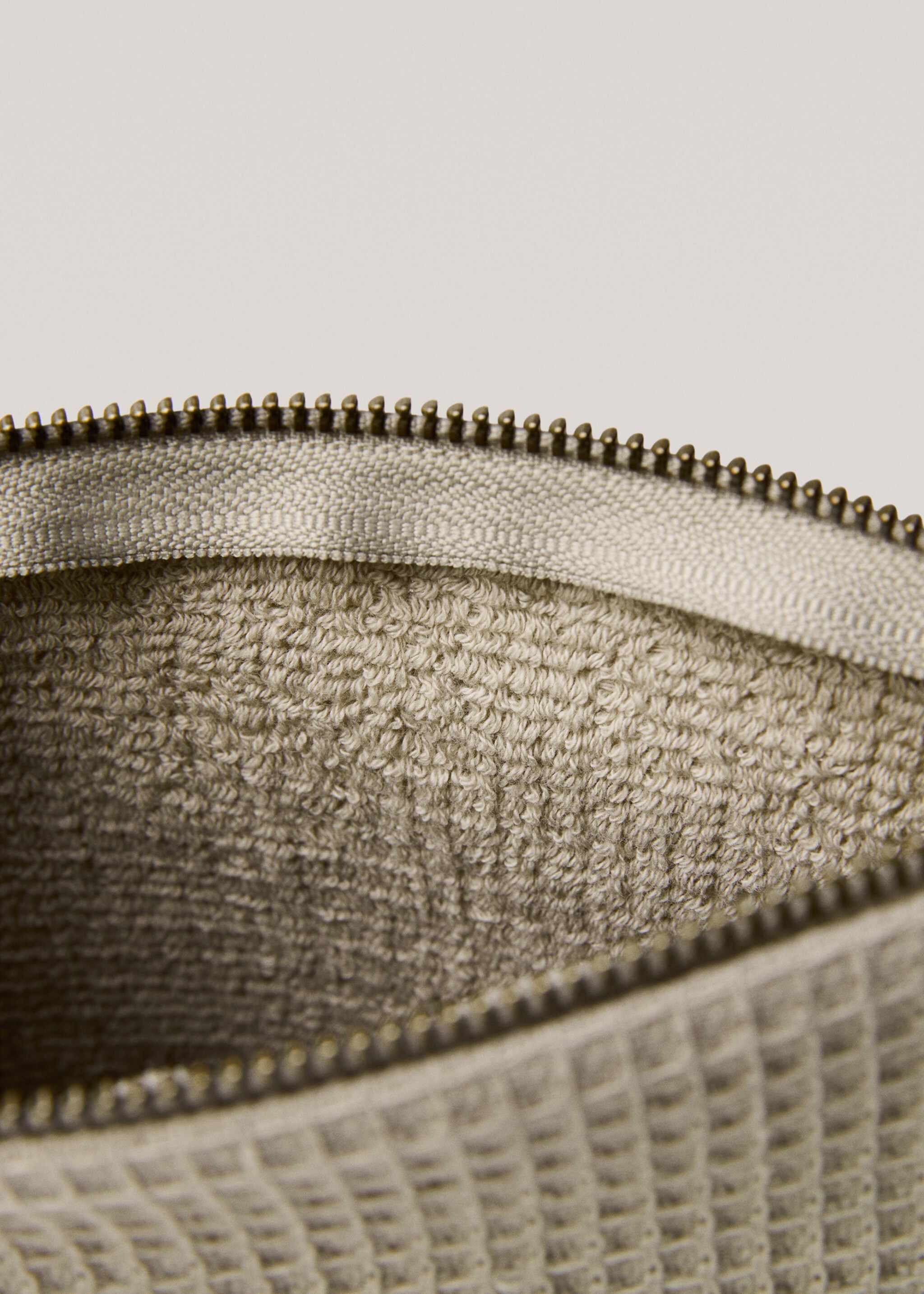 Cotton waffle make-up bag - Details of the article 2, Green. Ref: 67046051-00.