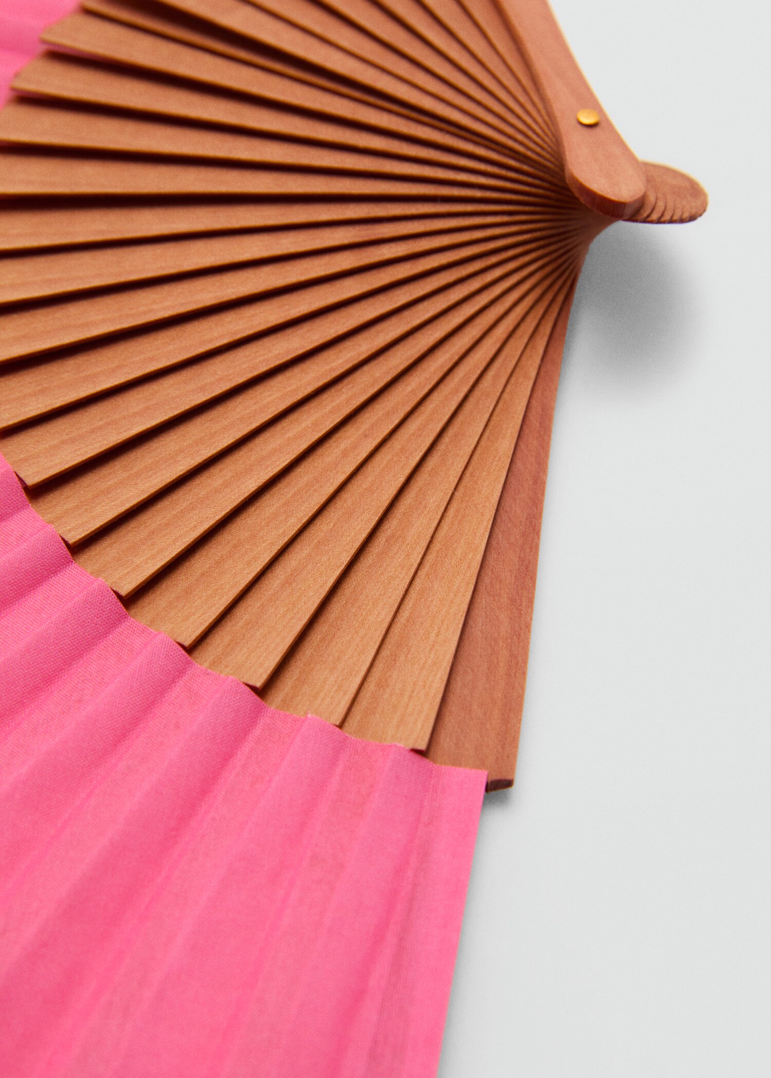 Wooden fan - Details of the article 1